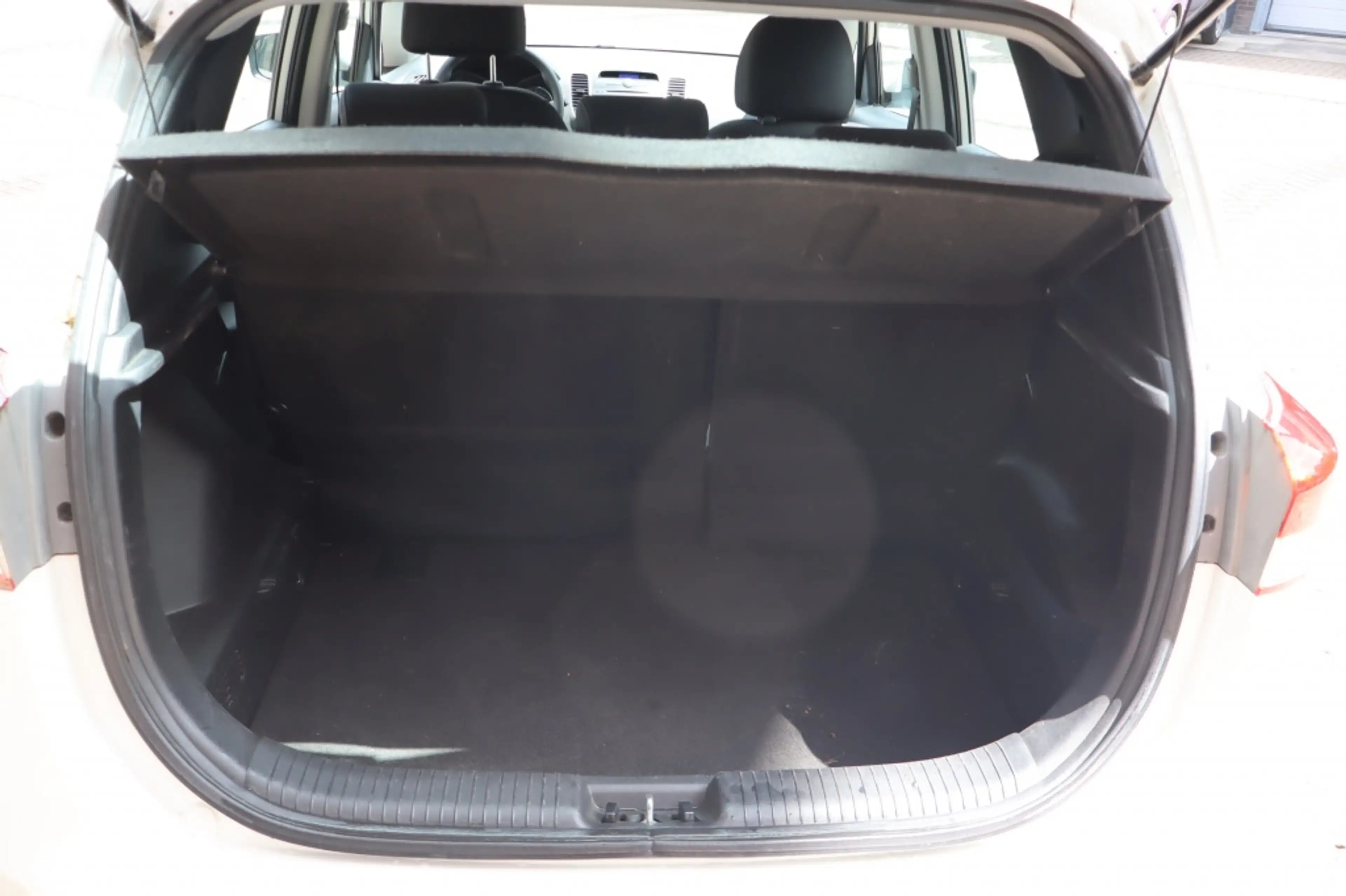 Hyundai iX20 1.4i i-Drive — photo 8