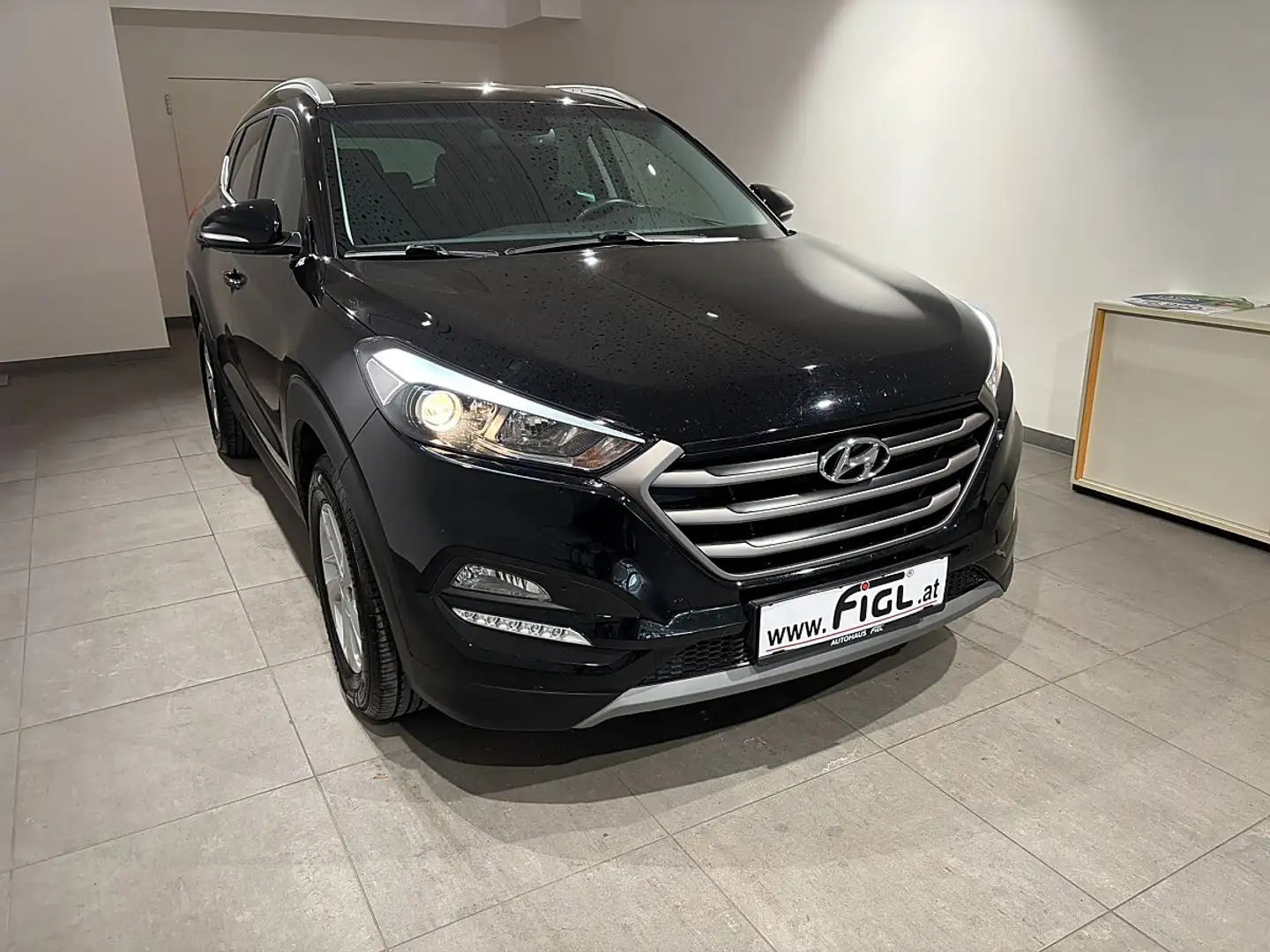 Hyundai TUCSON Tucson 2,0 CRDI 4WD Go Schwarz - 2