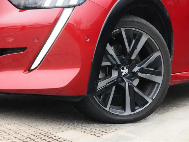 Peugeot 208 view 5