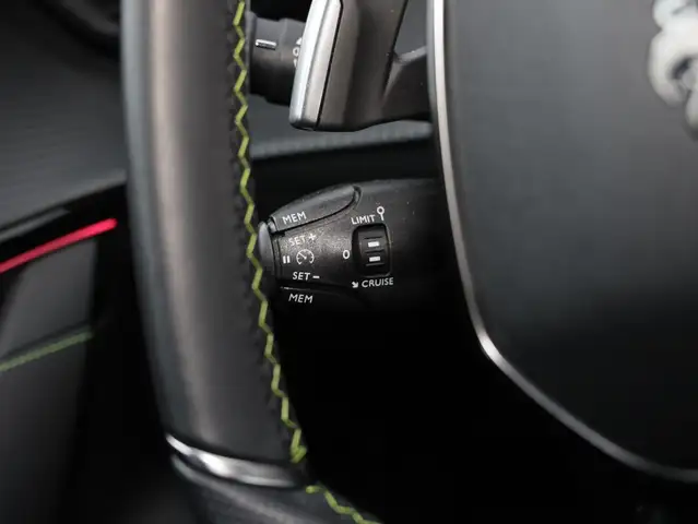 Peugeot 208 view 13