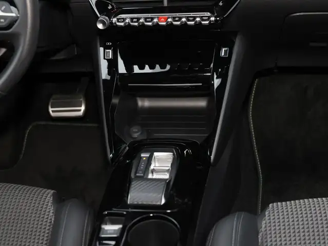 Peugeot 208 view 9