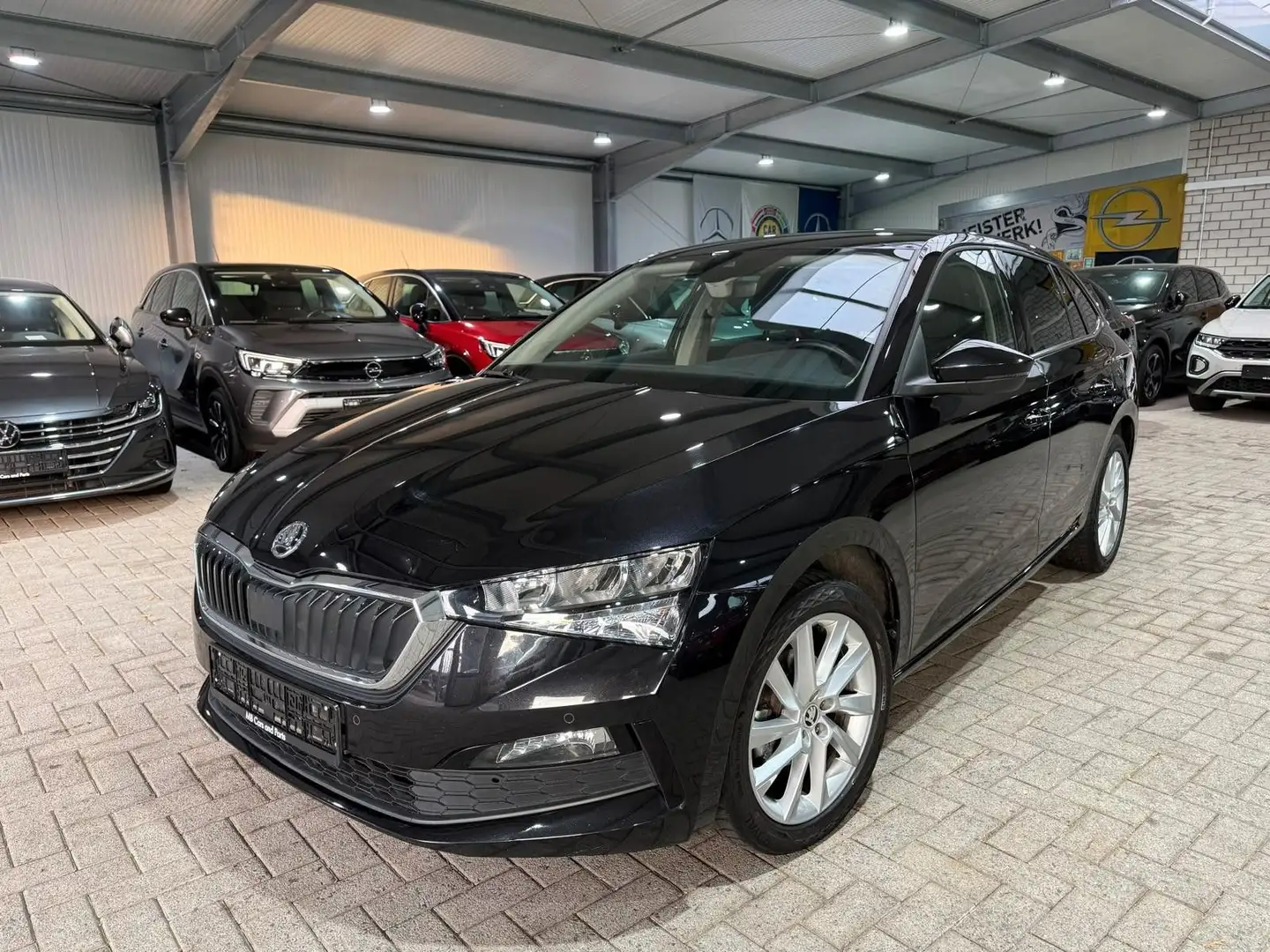 Skoda Scala 1.0 TSI Ambition LED RFK SHZ Navi PDC Schwarz - 1