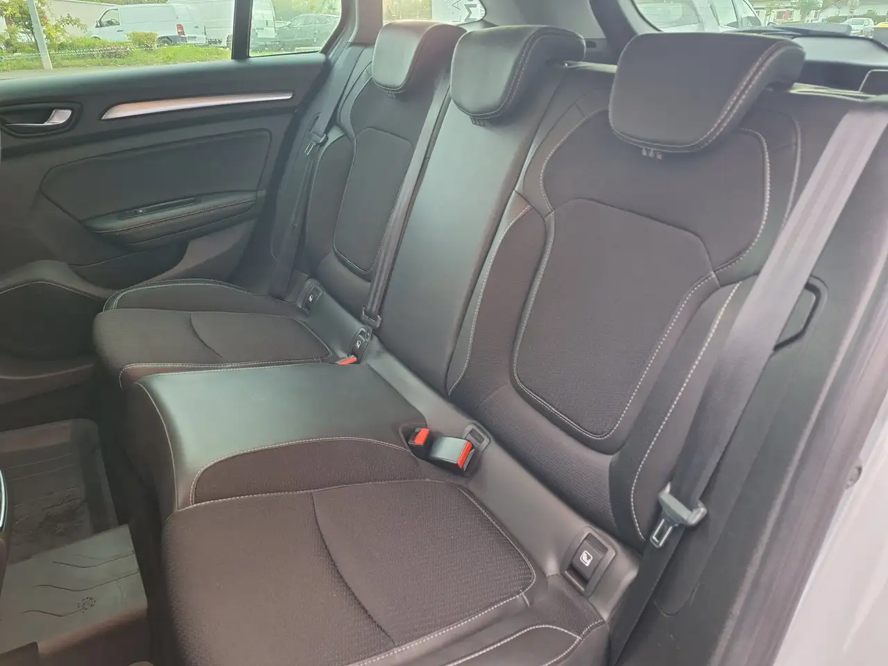 Renault Megane Citadine 5 portes — photo 17