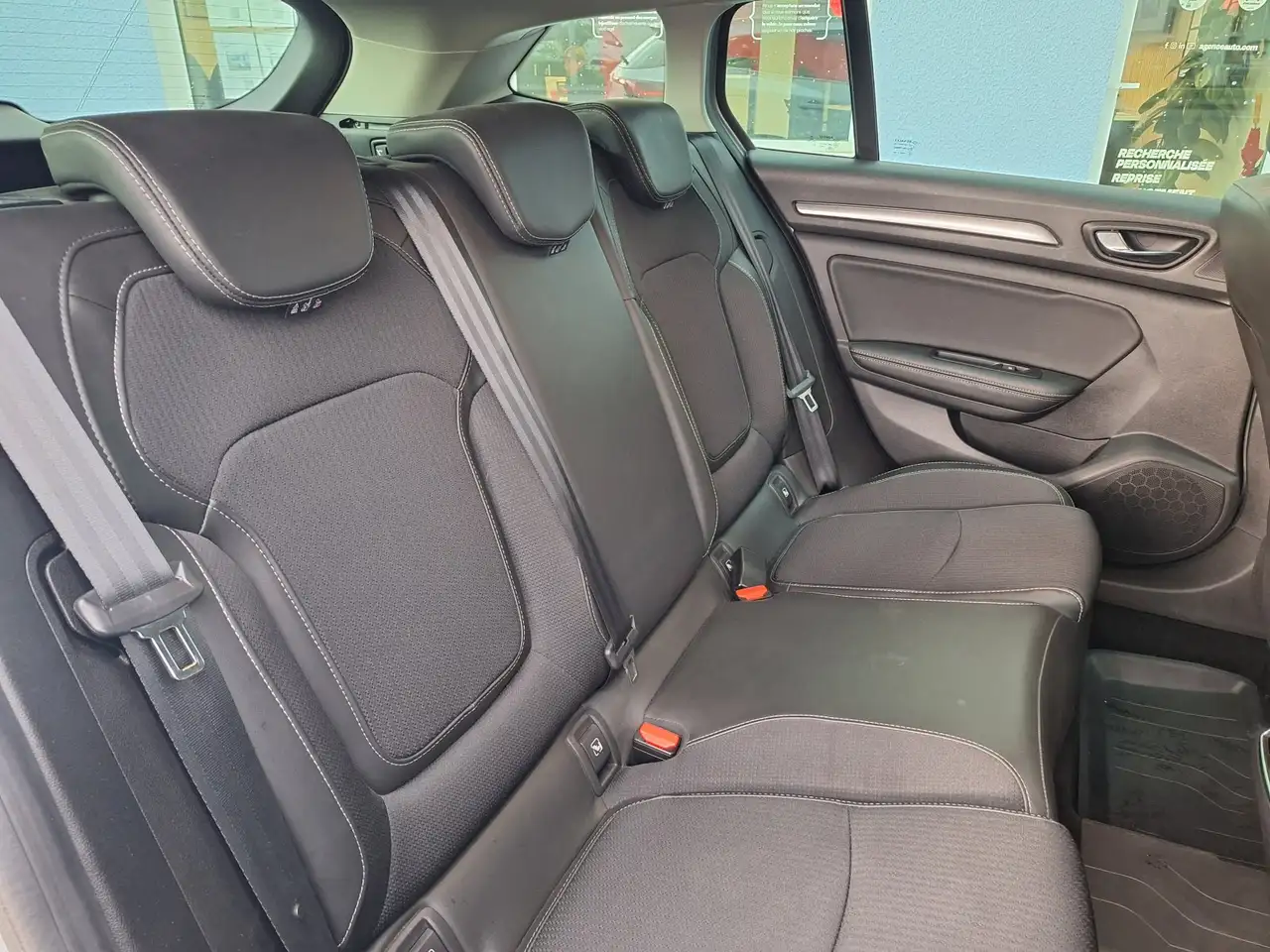 Renault Megane Citadine 5 portes — photo 16