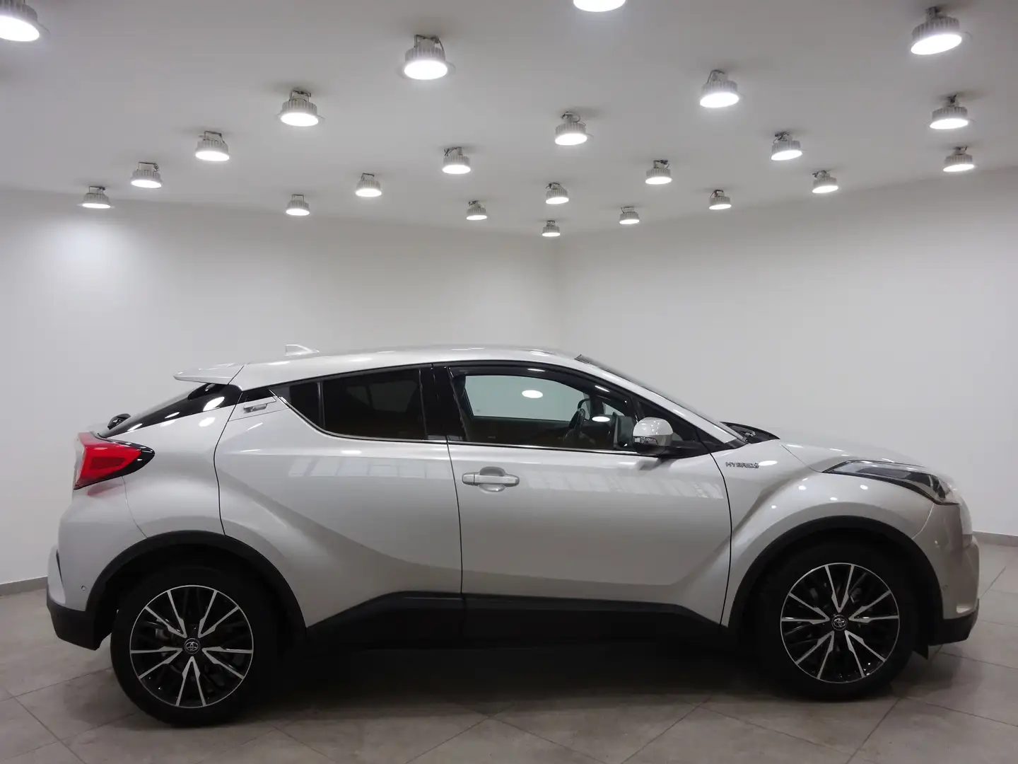 Toyota C-HR 1.8 Hybrid Lounge 2wd cvt 98cv AUTOMATICA E6 Grigio - 2