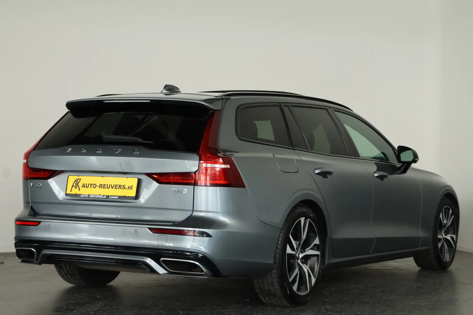 Volvo V60 2.0 T4 R-Design / Opendak / Harmankardon / Pilot a Gris - 2