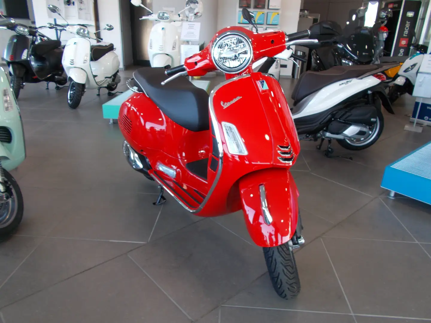 Vespa GTS Super 300 2024 Roşu - 2