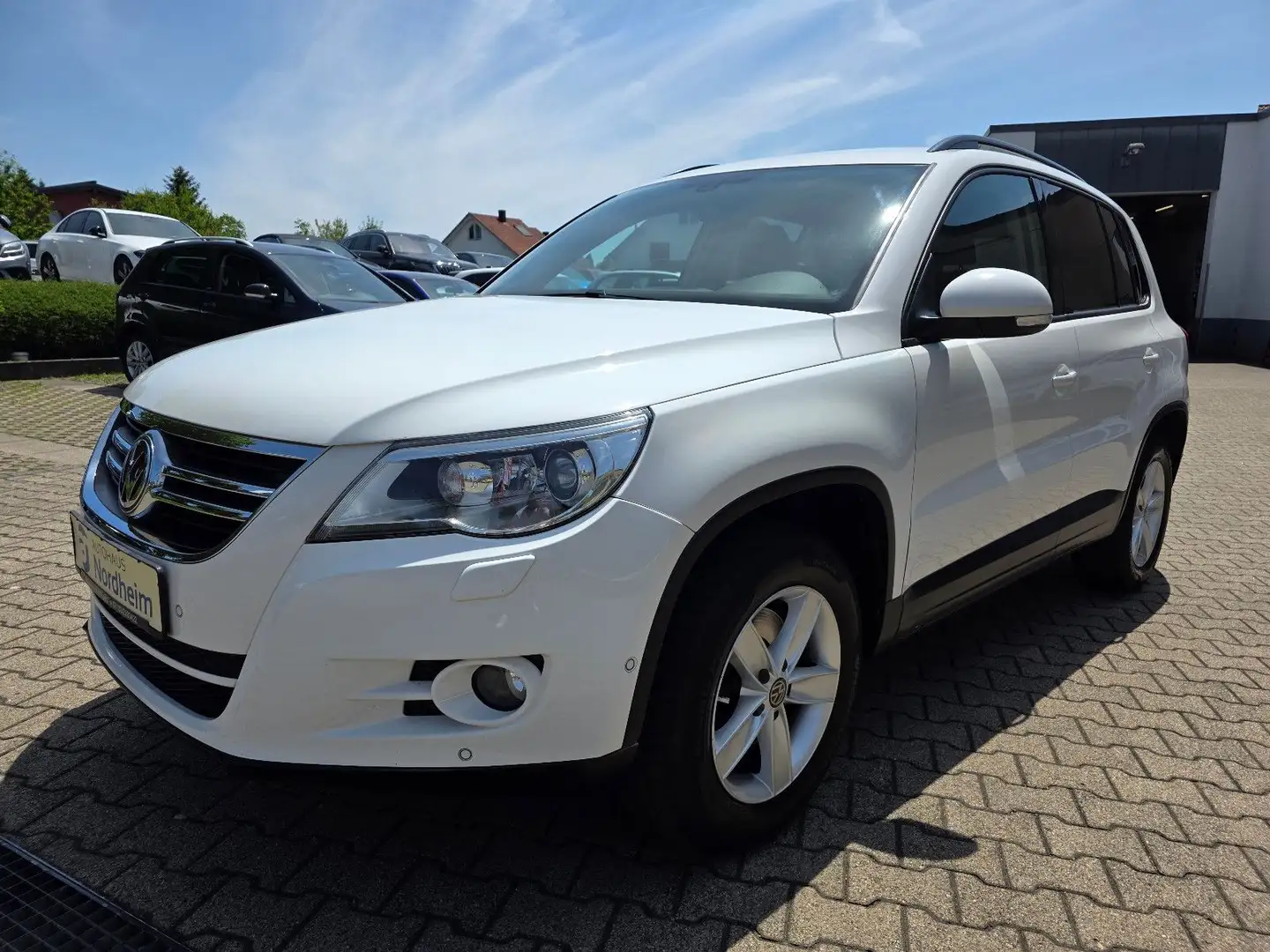 Volkswagen Tiguan 1.4 TSI Trend & Fun BMT Klimaautomatik Weiß - 1