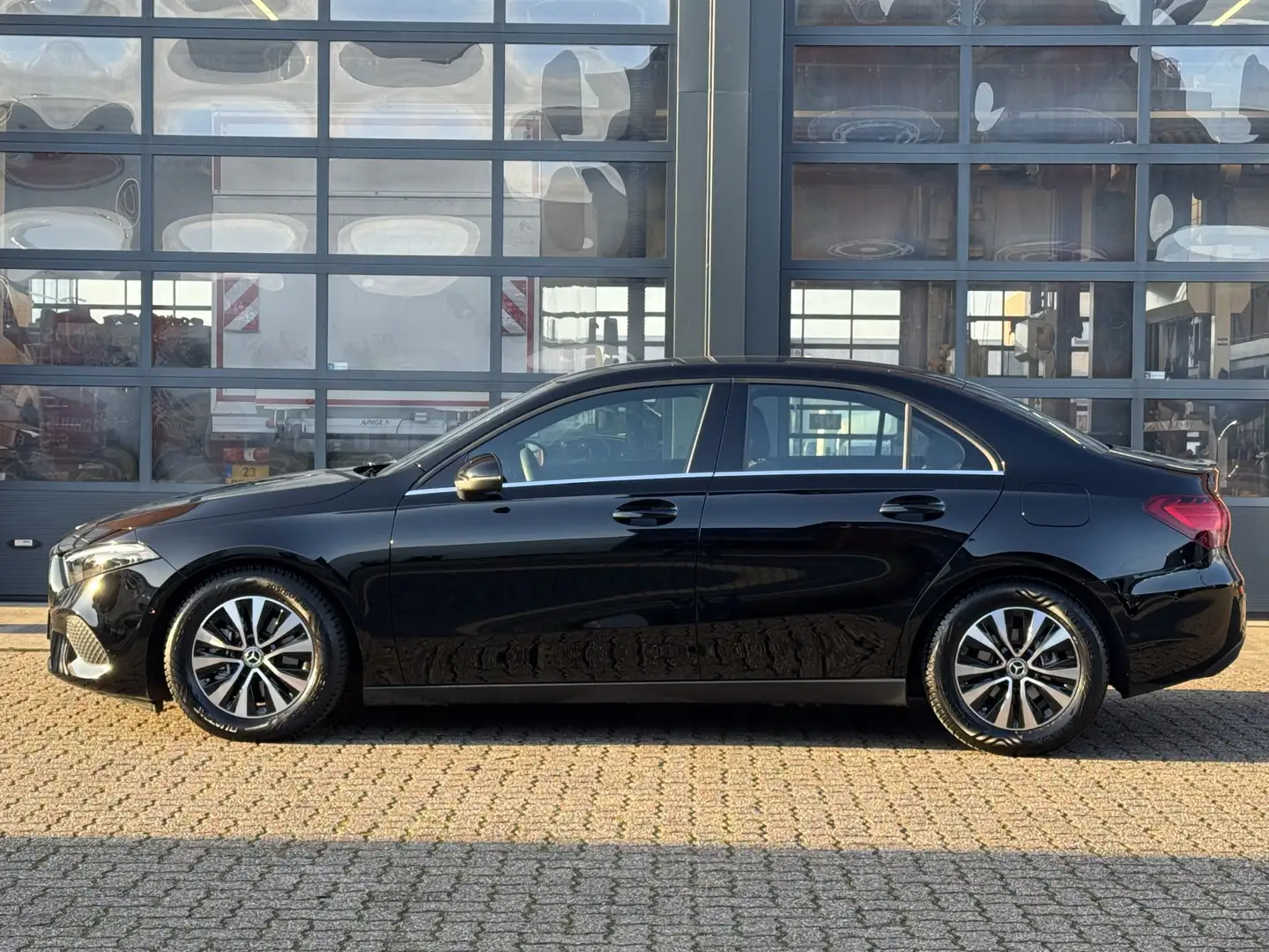 Mercedes-Benz A 180 A Limousine Star Edition Automaat | Achteruitrijca Schwarz - 2