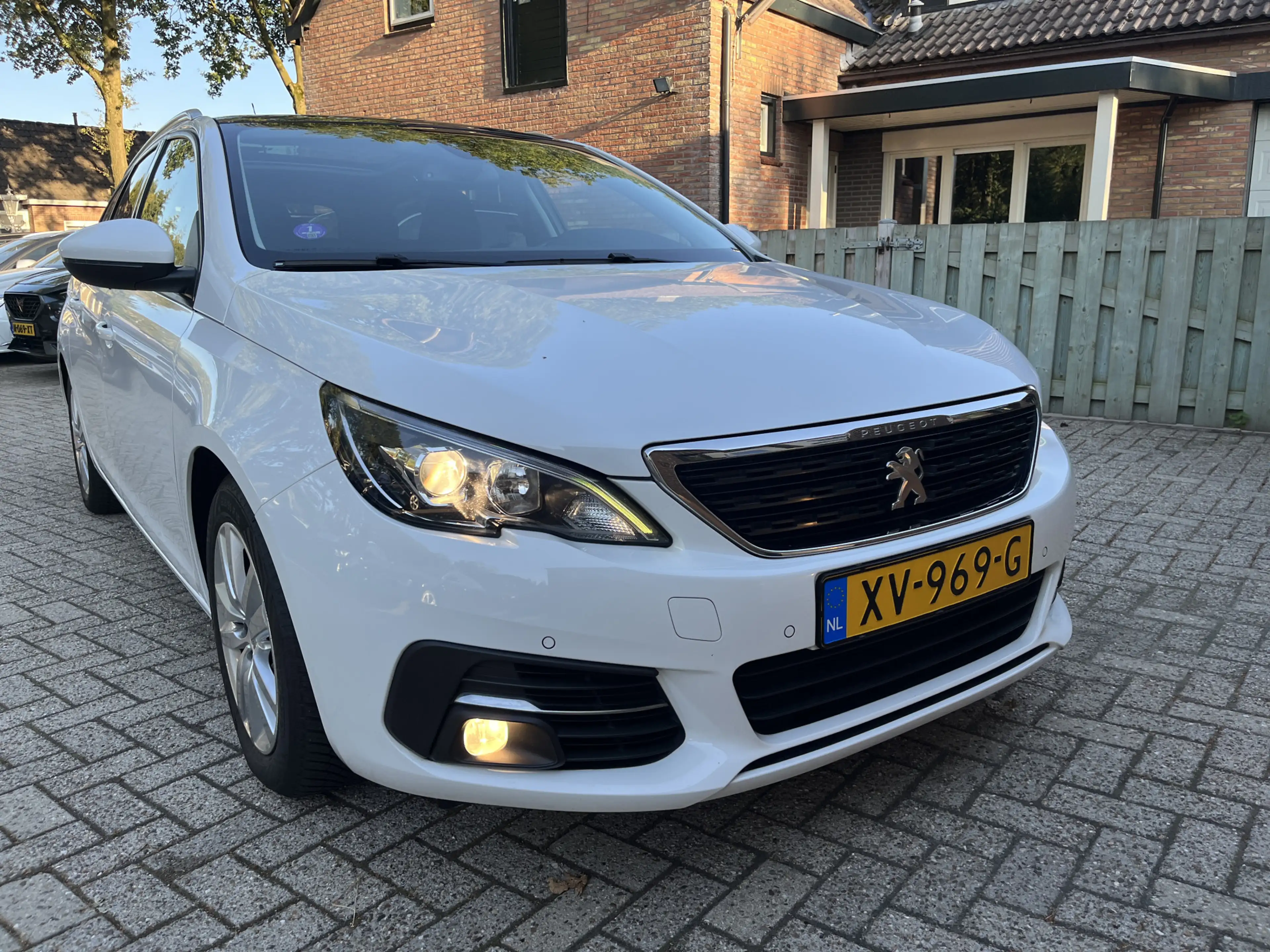 Peugeot 308 SW 1.2 PureTech Blue Lease Executive DAB+ — photo 22