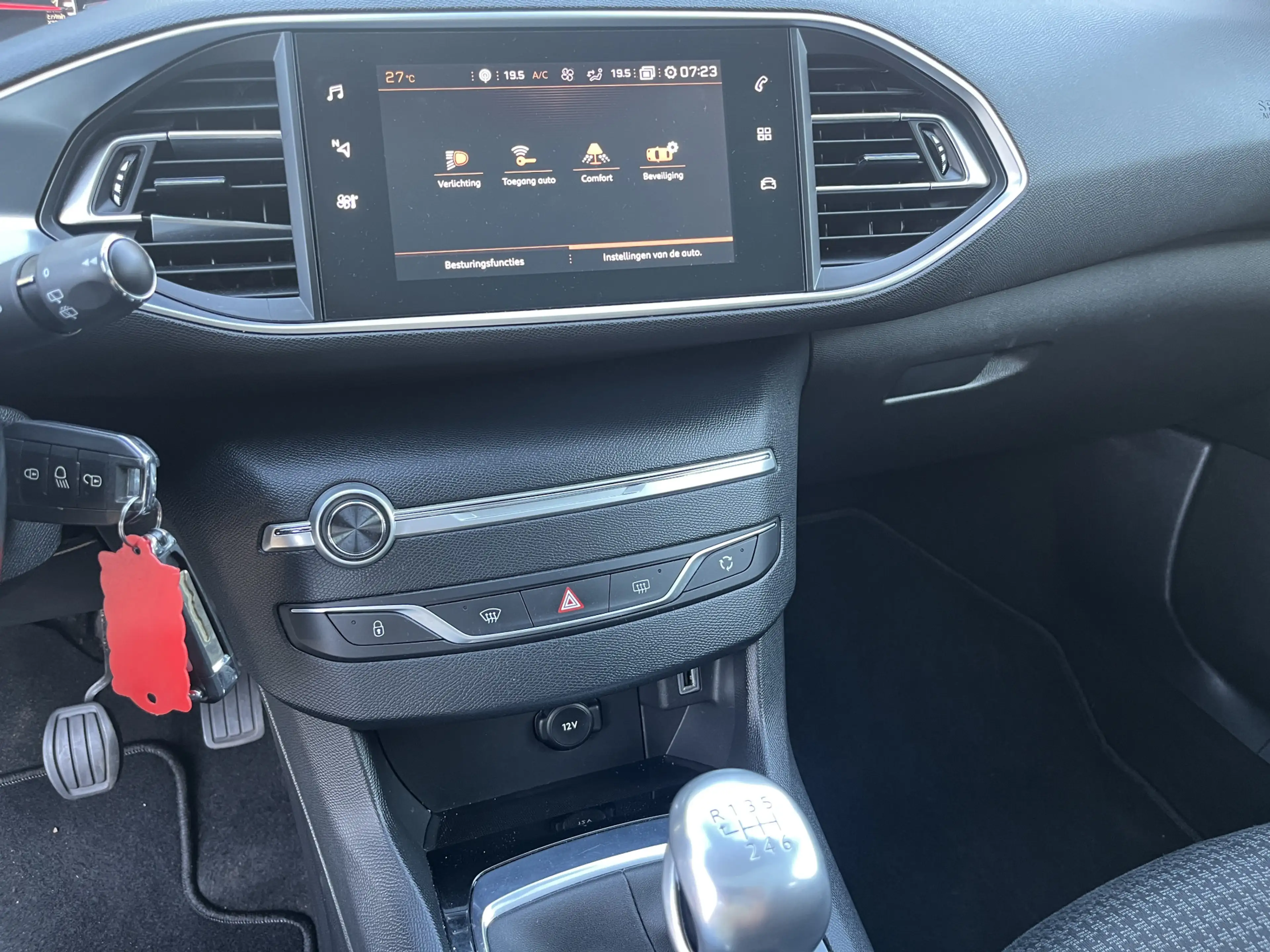 Peugeot 308 SW 1.2 PureTech Blue Lease Executive DAB+ — photo 18