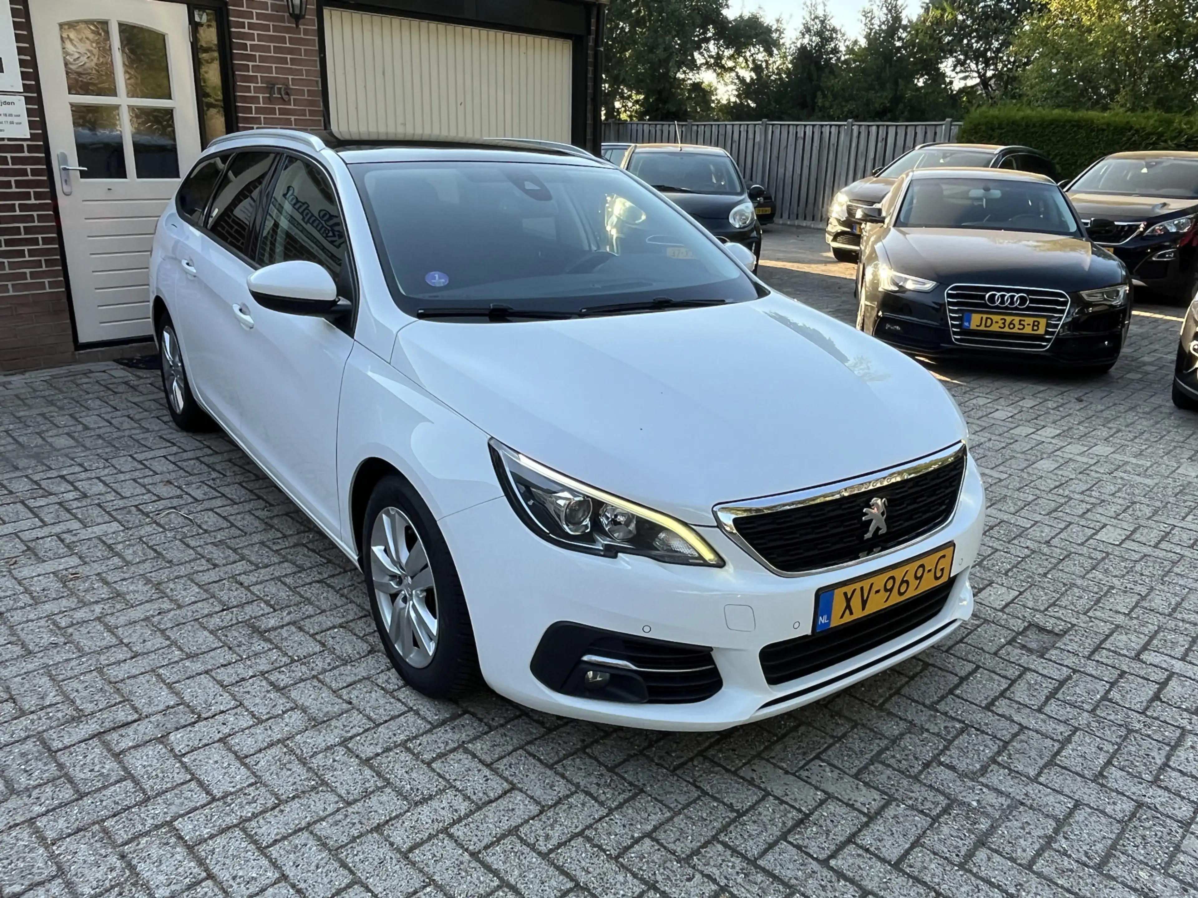 Peugeot 308 SW 1.2 PureTech Blue Lease Executive DAB+ — photo 4