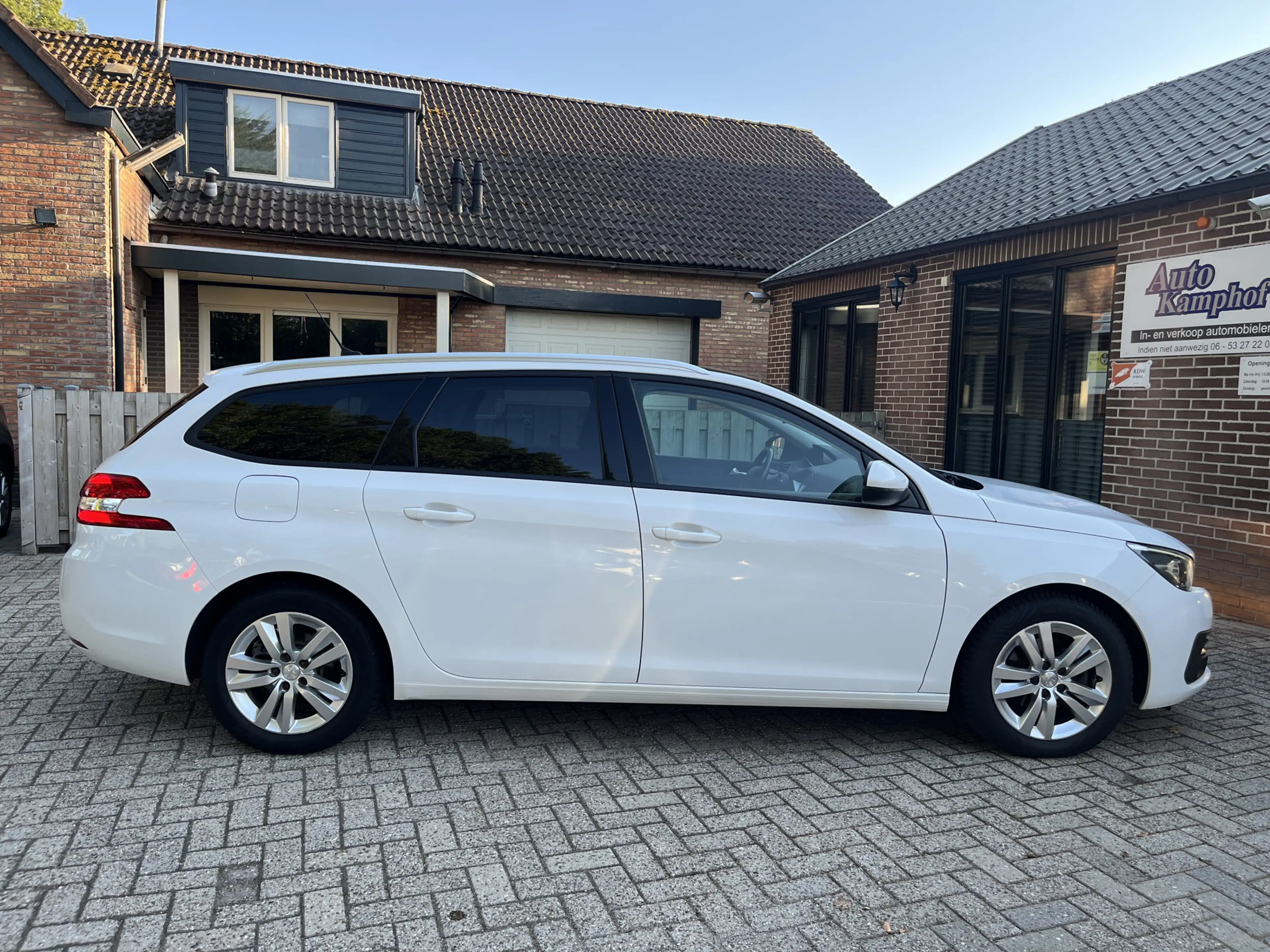 Peugeot 308 SW 1.2 PureTech Blue Lease Executive DAB+ — photo 21