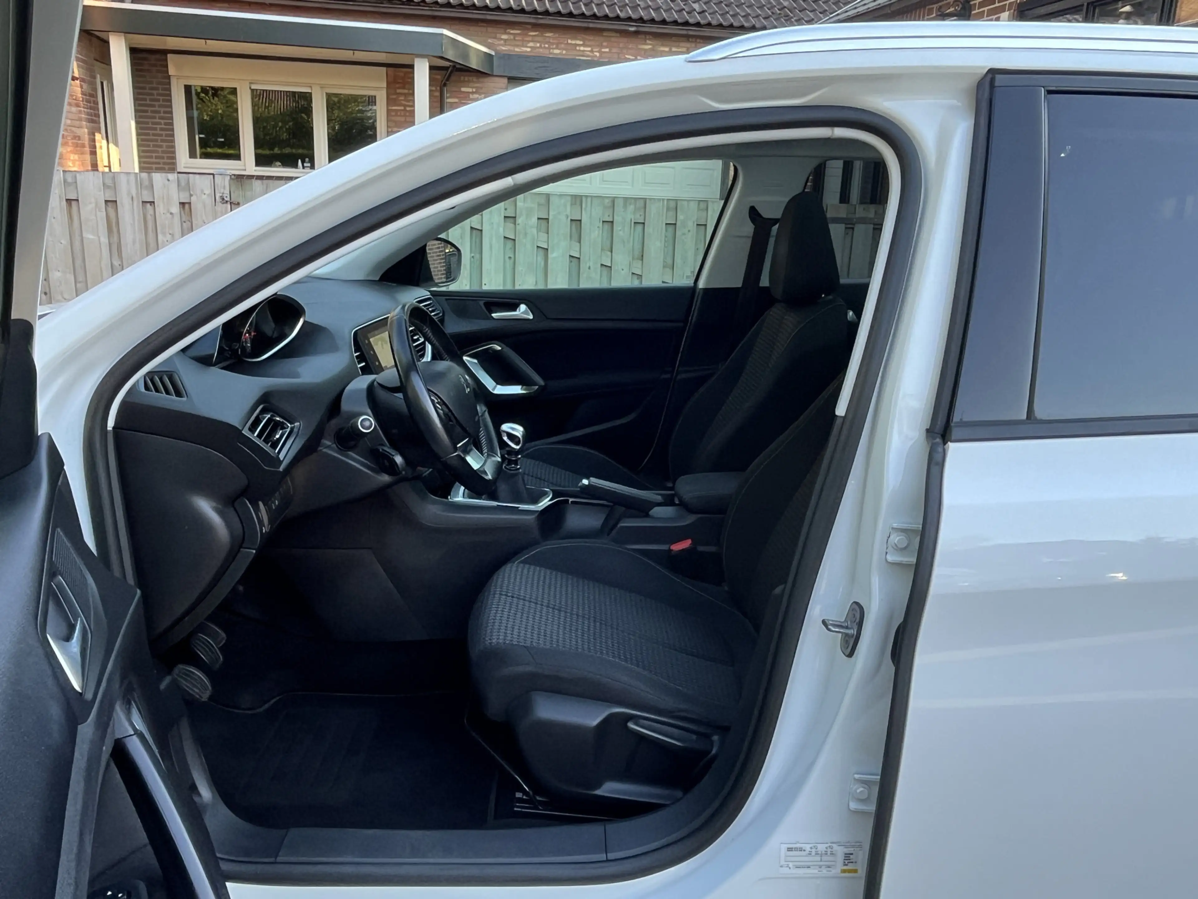 Peugeot 308 SW 1.2 PureTech Blue Lease Executive DAB+ — photo 8