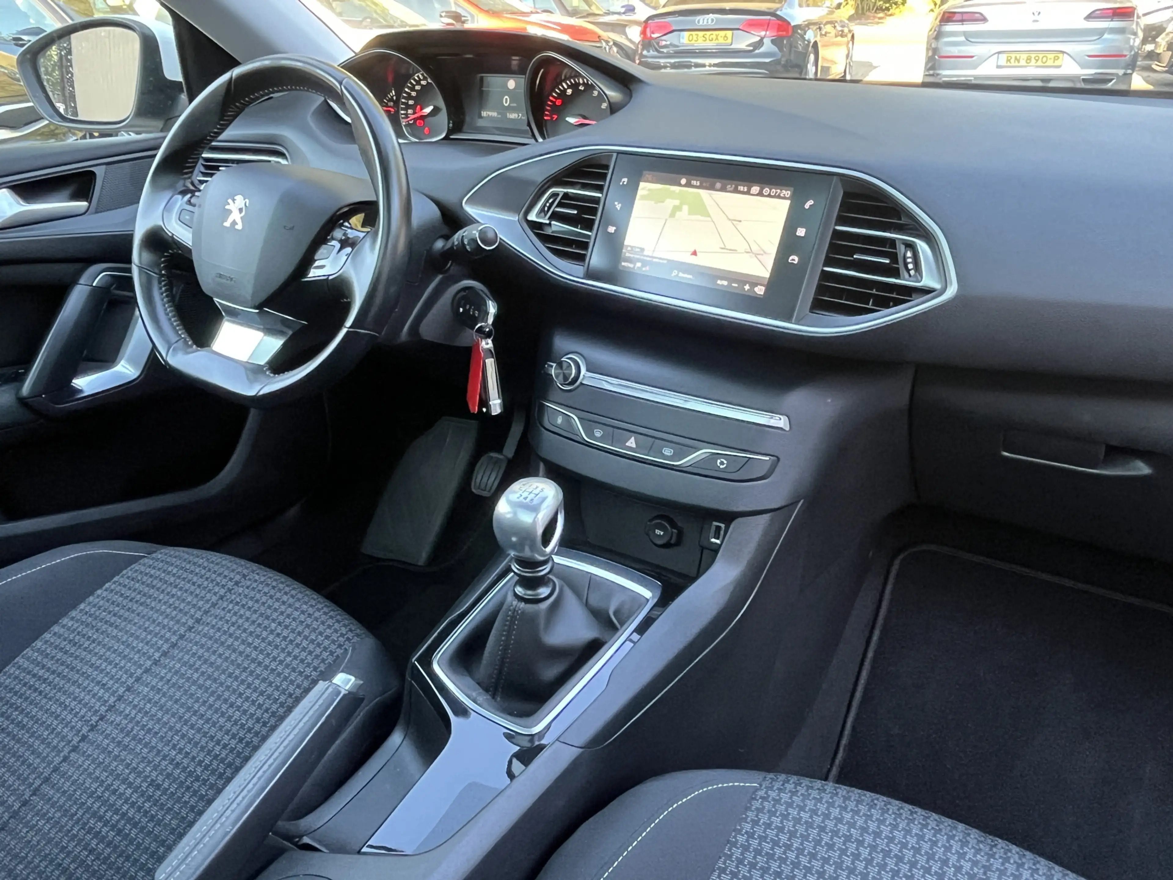 Peugeot 308 SW 1.2 PureTech Blue Lease Executive DAB+ — photo 11