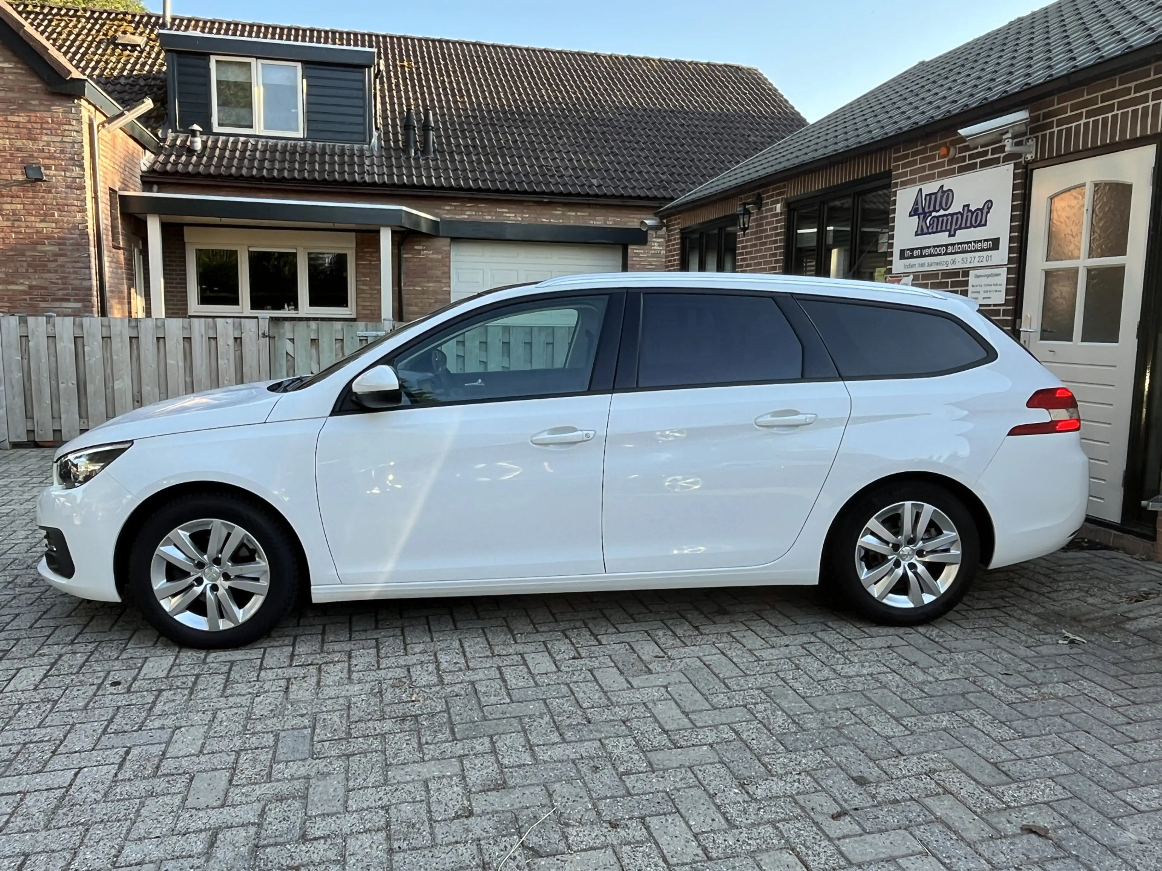 Peugeot 308 SW 1.2 PureTech Blue Lease Executive DAB+ — photo 6