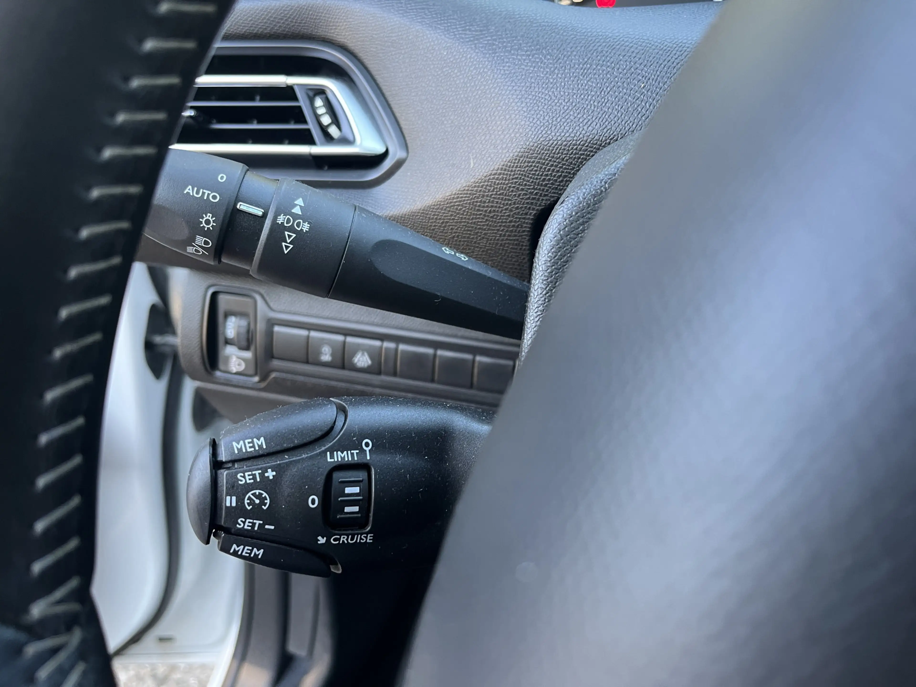 Peugeot 308 SW 1.2 PureTech Blue Lease Executive DAB+ — photo 12