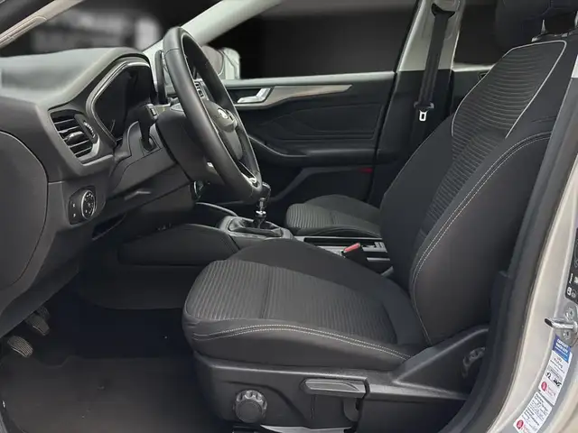 Ford Focus view 14