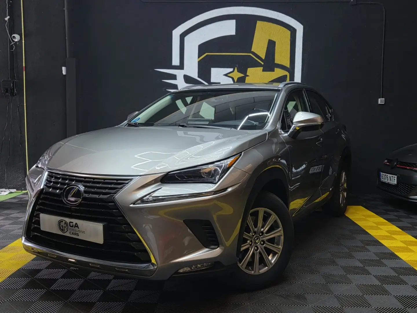Lexus NX 300 300h Business 2WD Gris - 1
