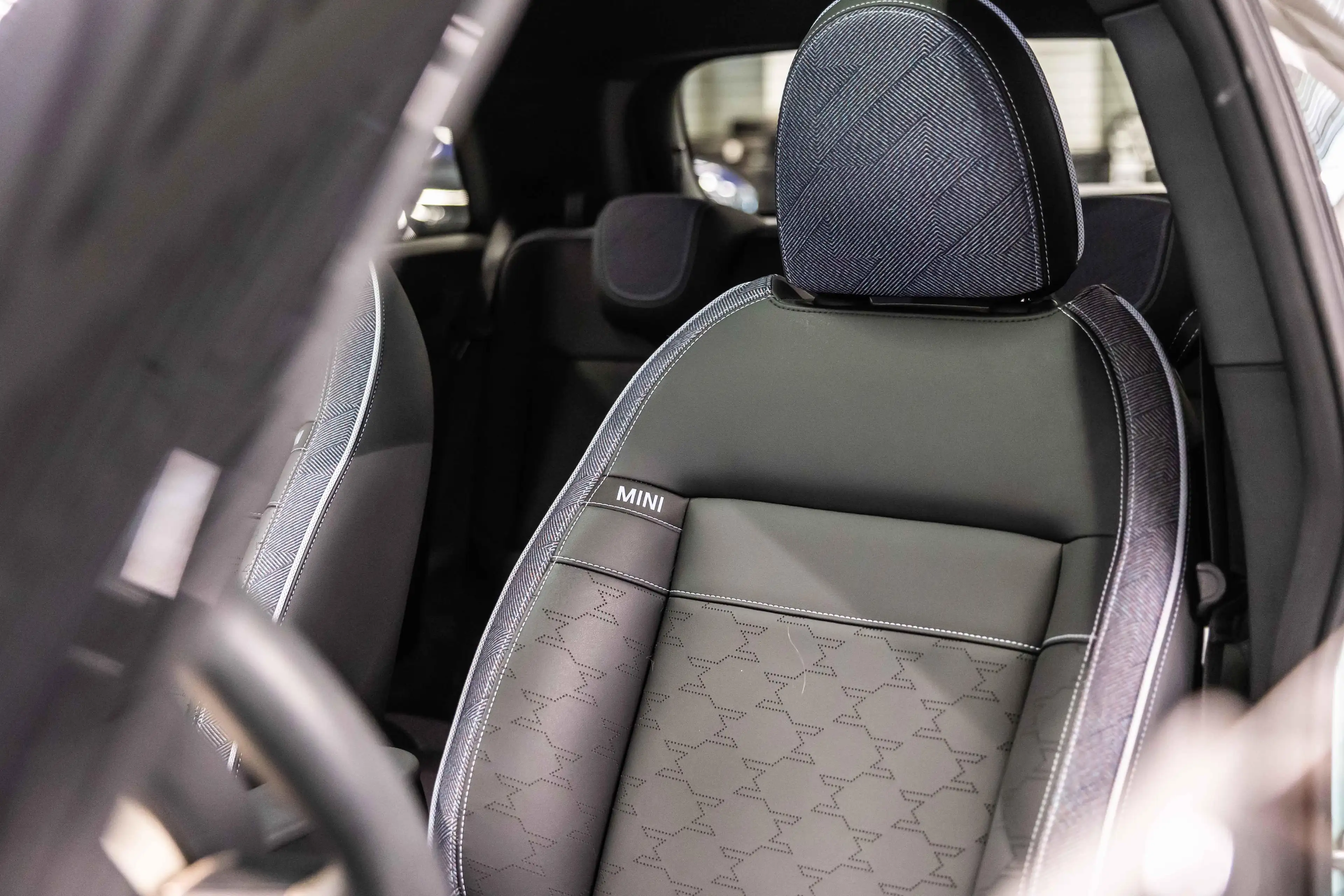 MINI Cooper SE Classic Trim - Pack M| PANO — photo 11