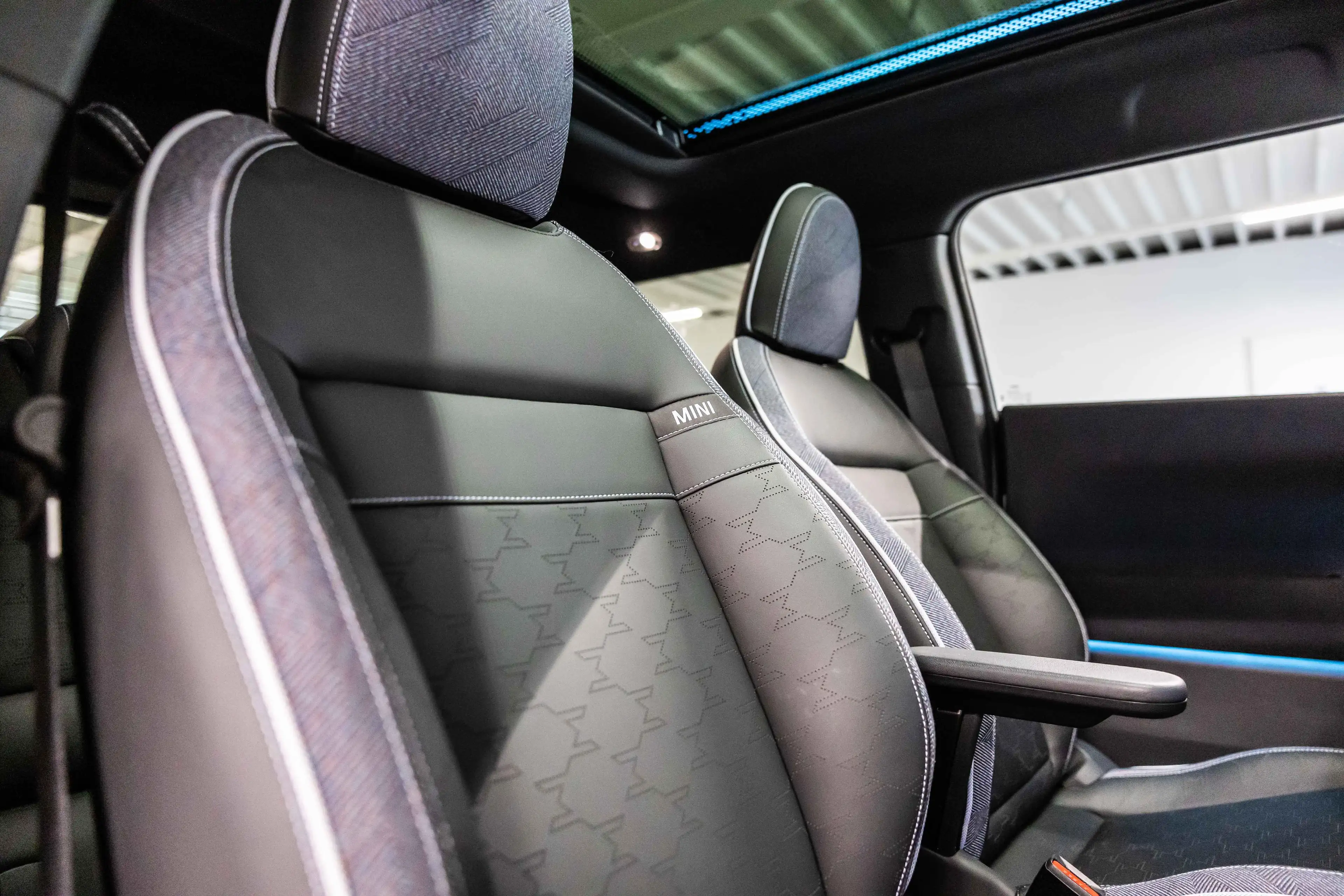 MINI Cooper SE Classic Trim - Pack M| PANO — photo 12