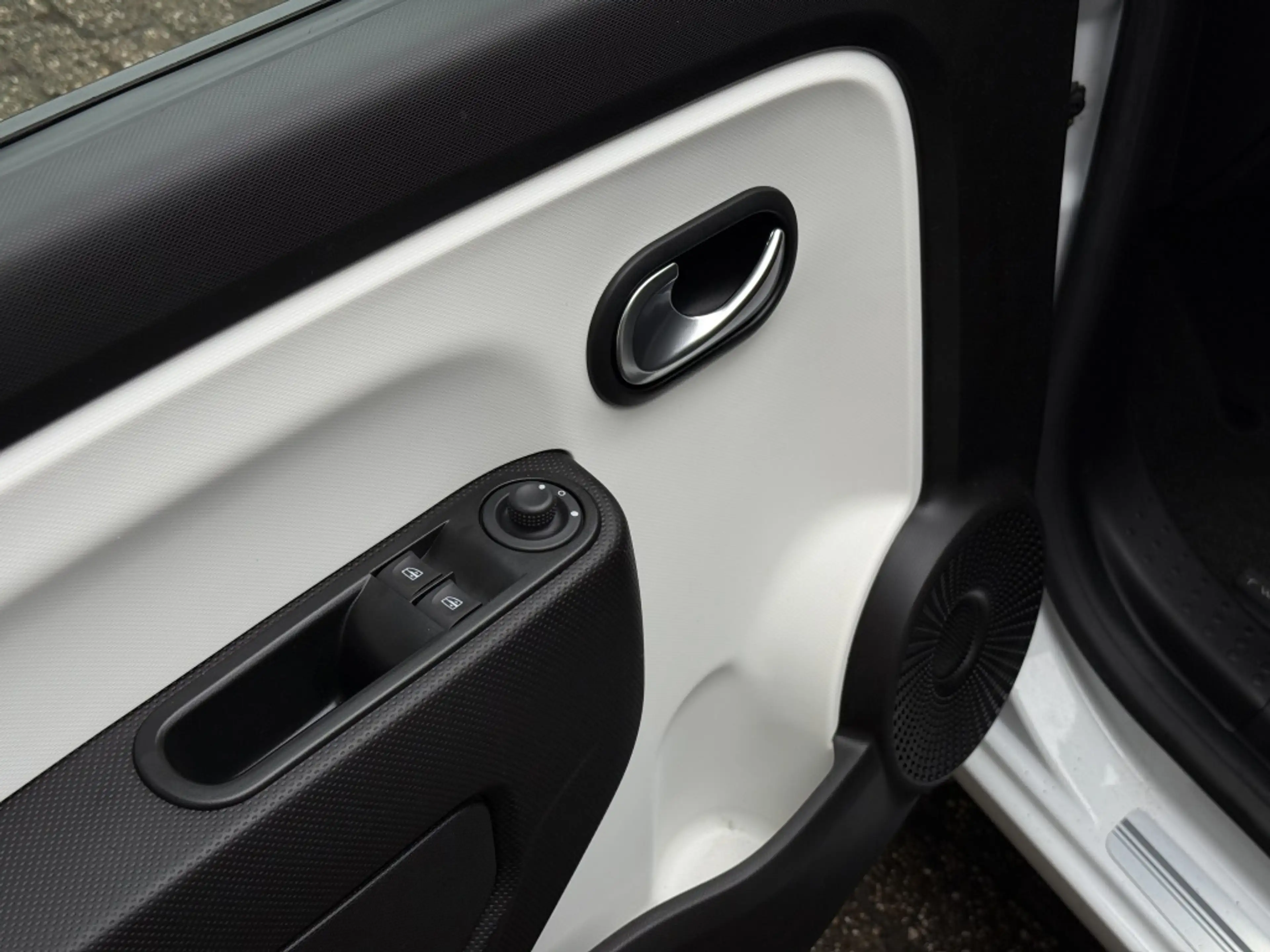 Renault Twingo Z.E. R80 Collection — photo 15