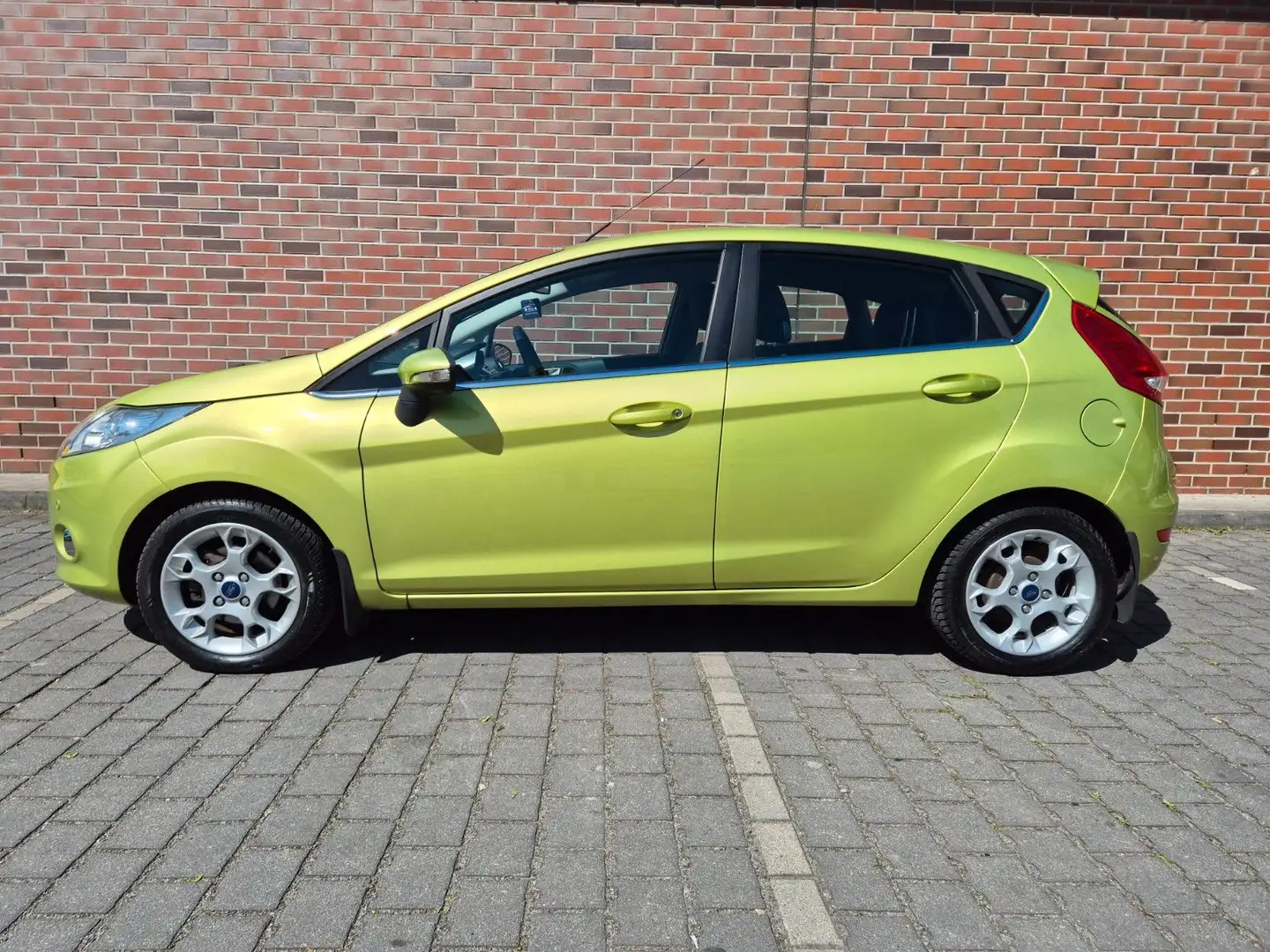 Ford Fiesta Titanium SITZHEIZUNG, TEMPOMAT, PDC, 2.HD Zelená - 2