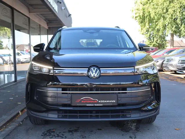 Volkswagen Tiguan view 4