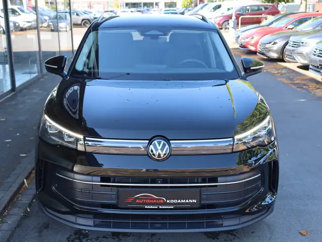 Volkswagen Tiguan view 3