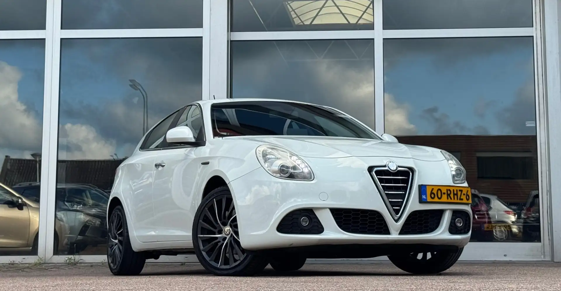 Alfa Romeo Giulietta 1.4 T Distinctive 170PK Navi Mooi! 18"LM velgen Ni Wit - 2
