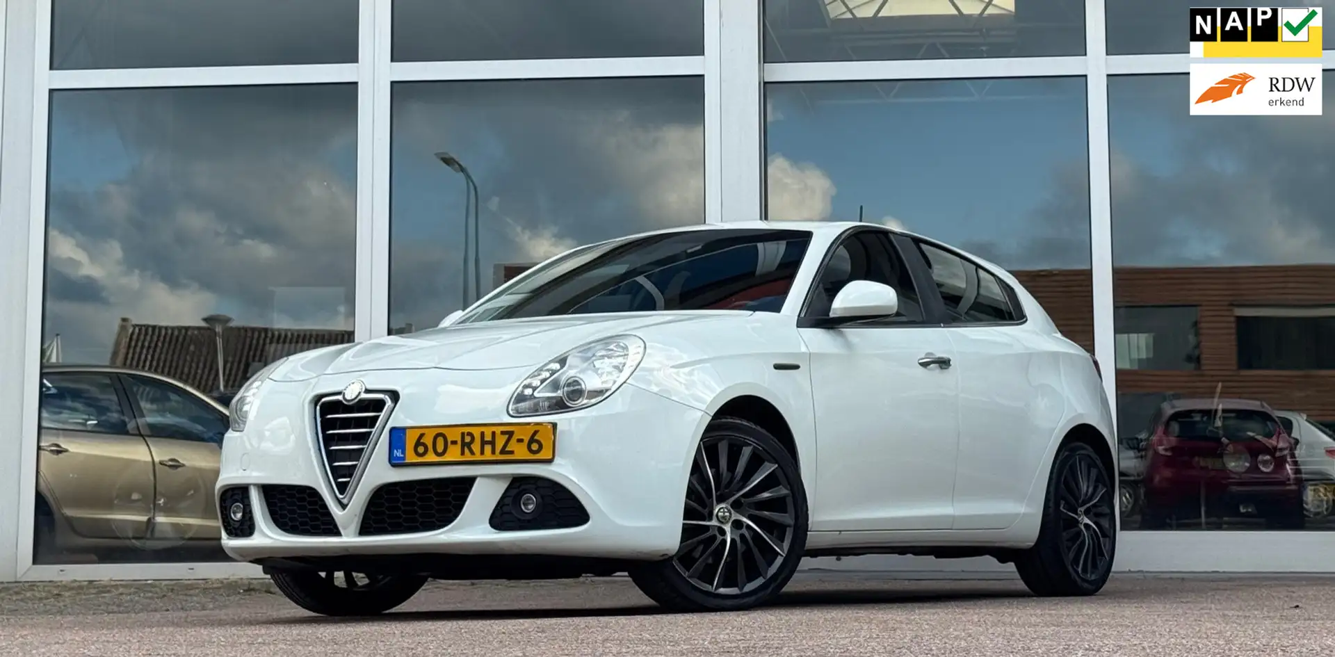 Alfa Romeo Giulietta 1.4 T Distinctive 170PK Navi Mooi! 18"LM velgen Ni Wit - 1
