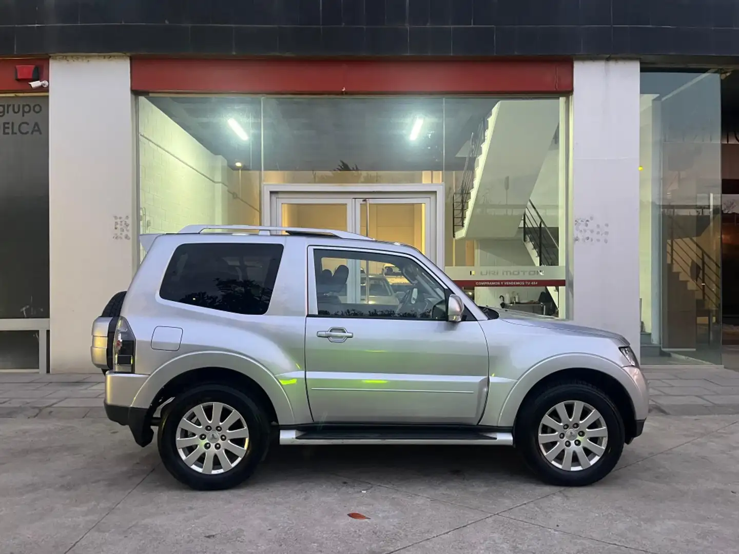 Mitsubishi Montero 3.2DI-D Kaiteki Aut. Plateado - 1
