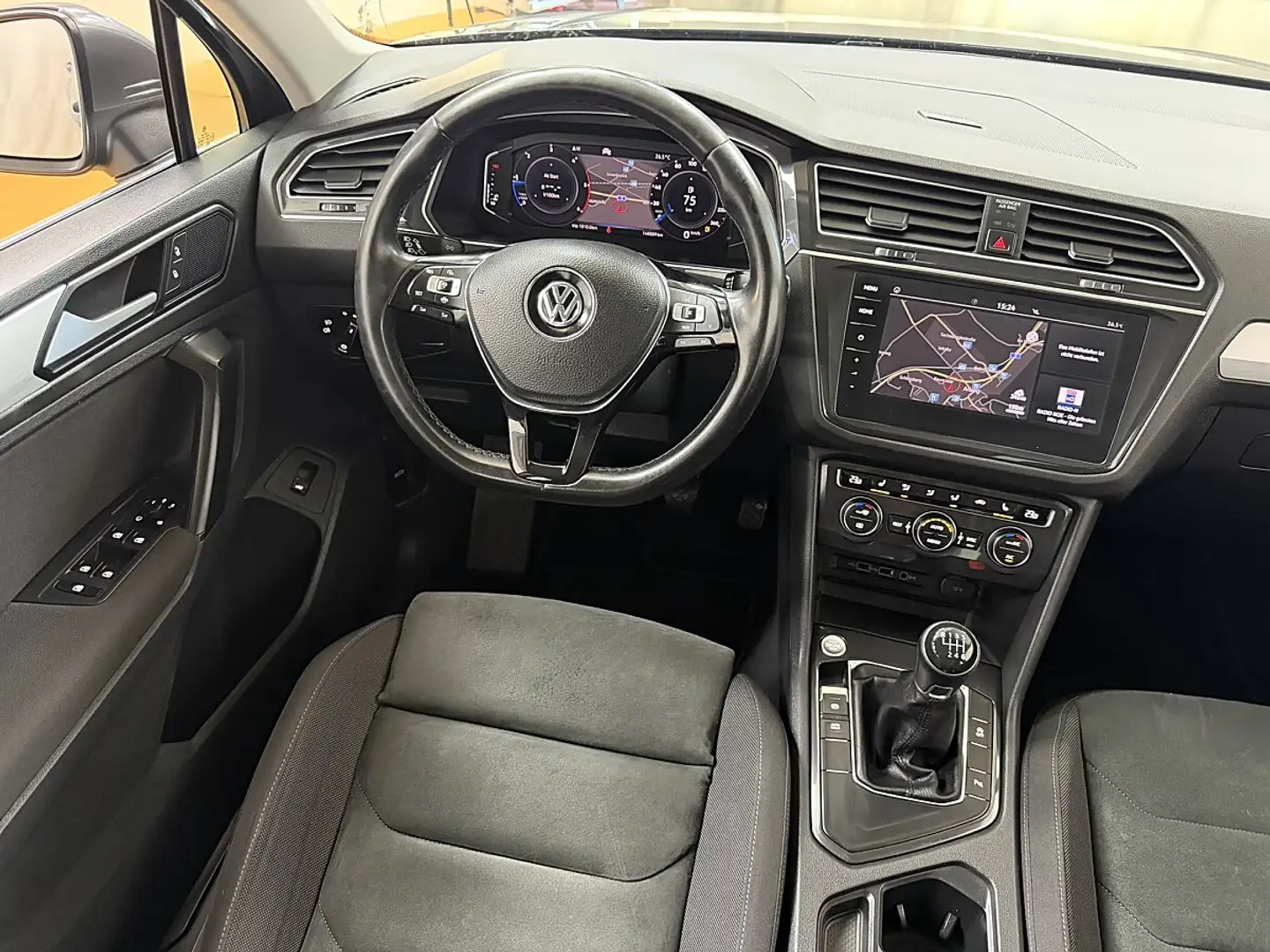 Volkswagen Tiguan 2.0 TDI SCR Sky  Pano_LED Grau - 2