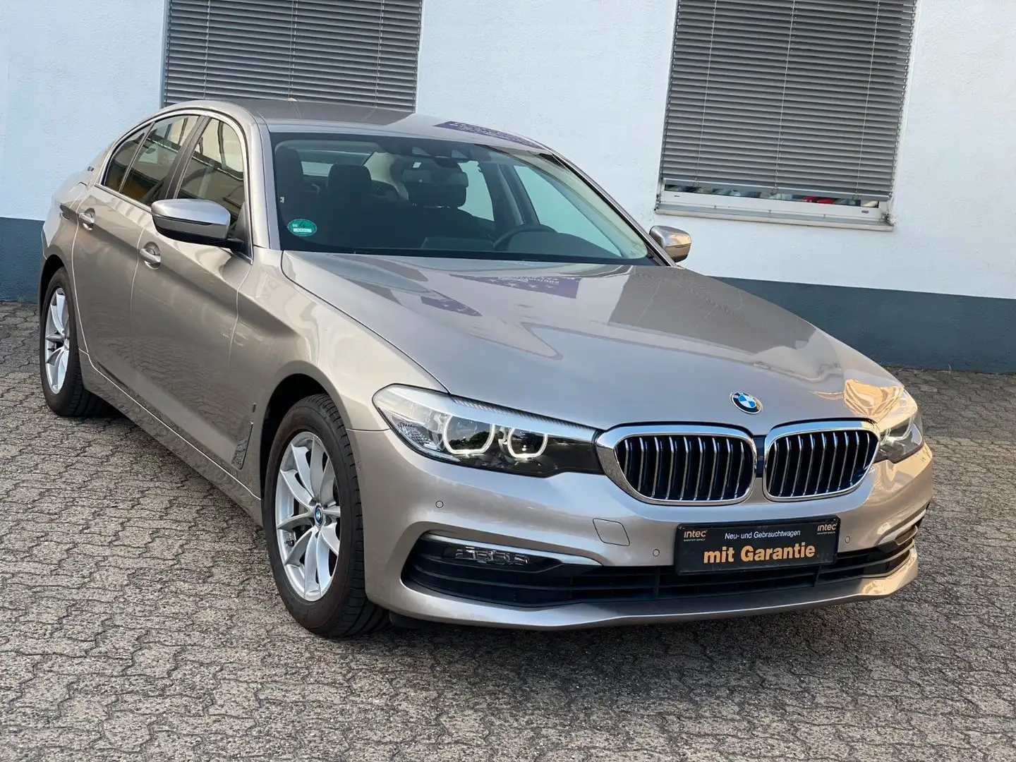 BMW 530 e Aut. * 1.Hand * Navigation *Kamera * LED * Plateado - 1