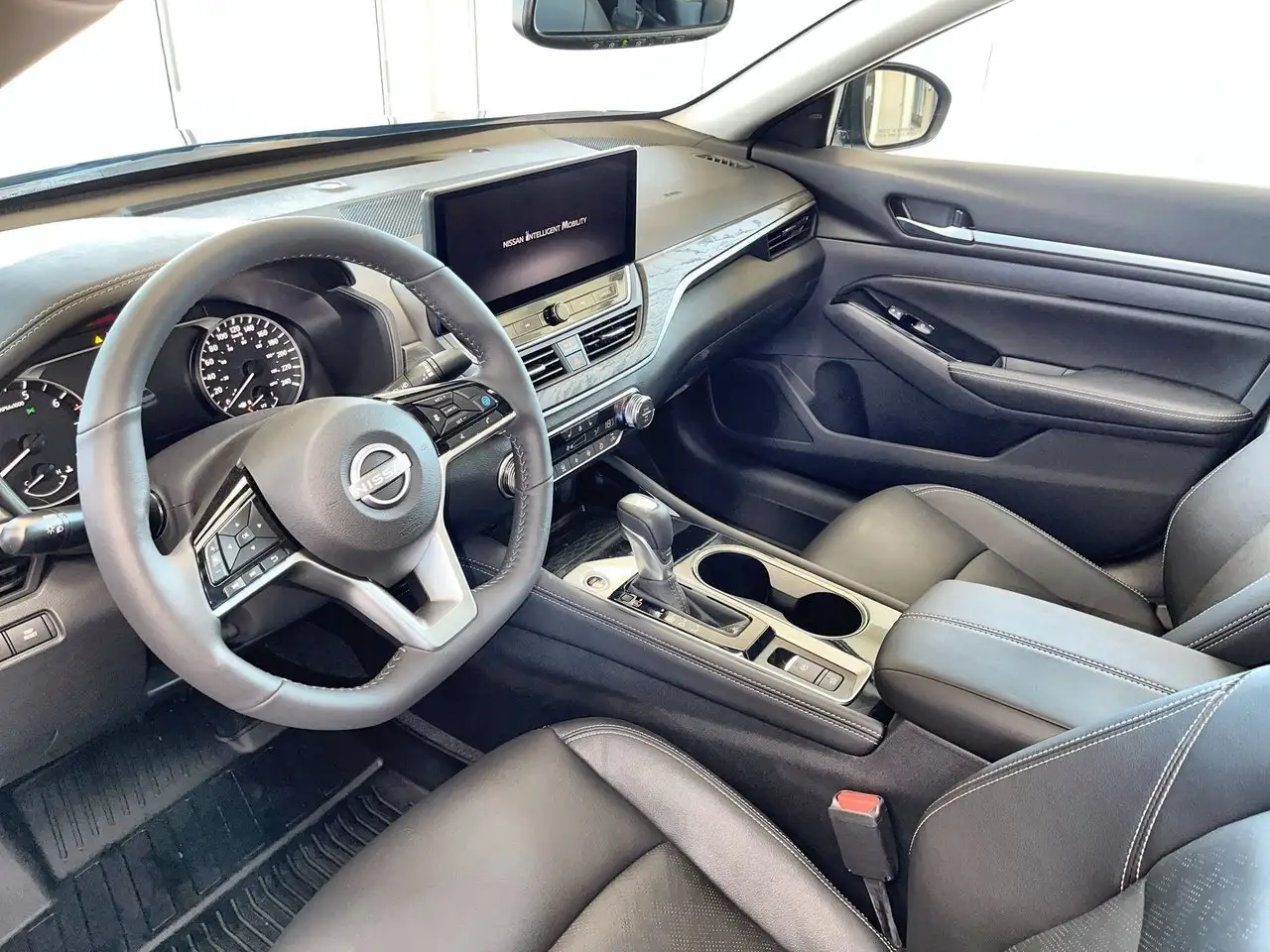 Nissan Altima снимка Nissan Altima