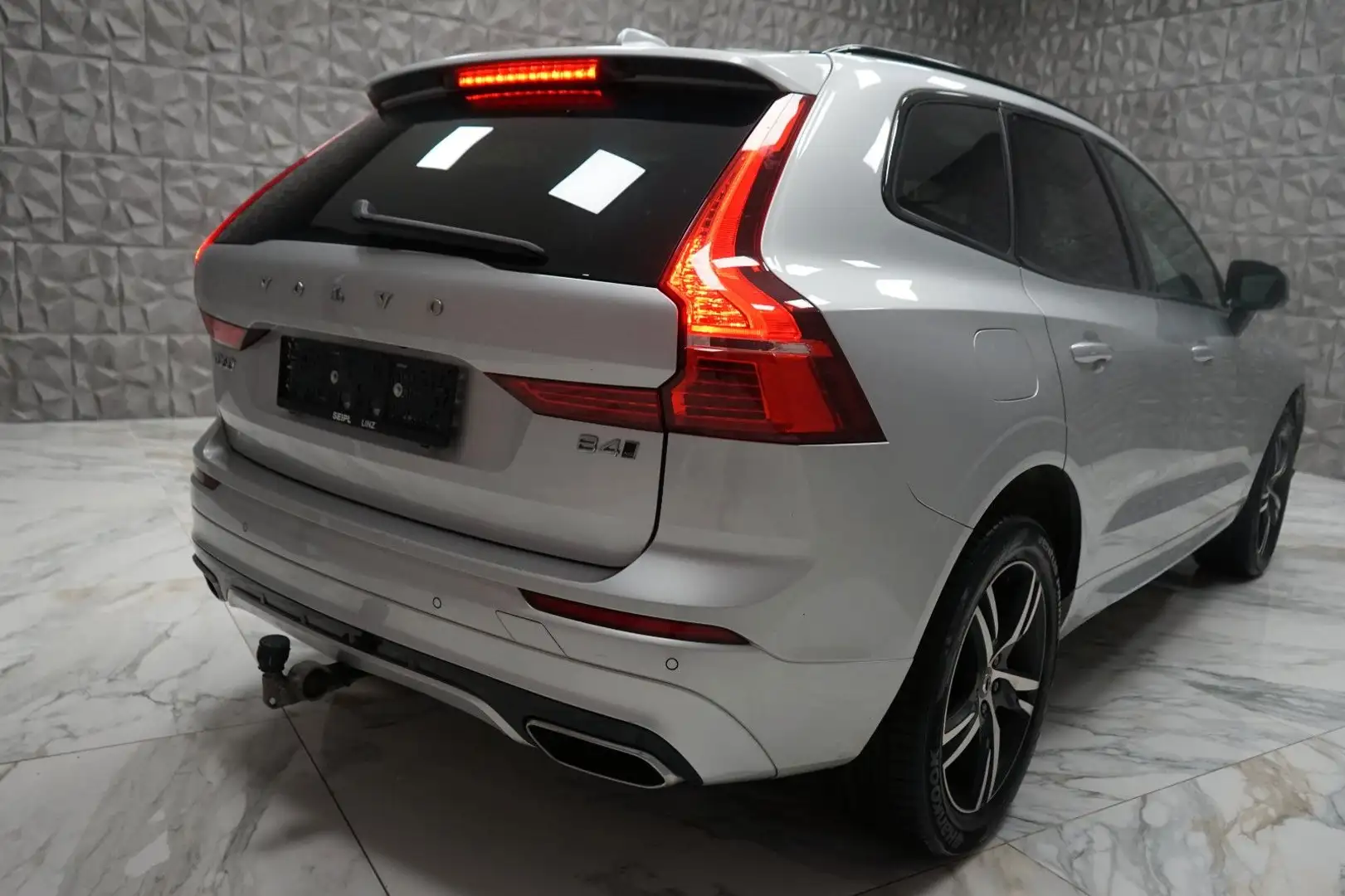 Volvo XC60 R-Design AWD* Parkassistent-Paket* Silber - 2
