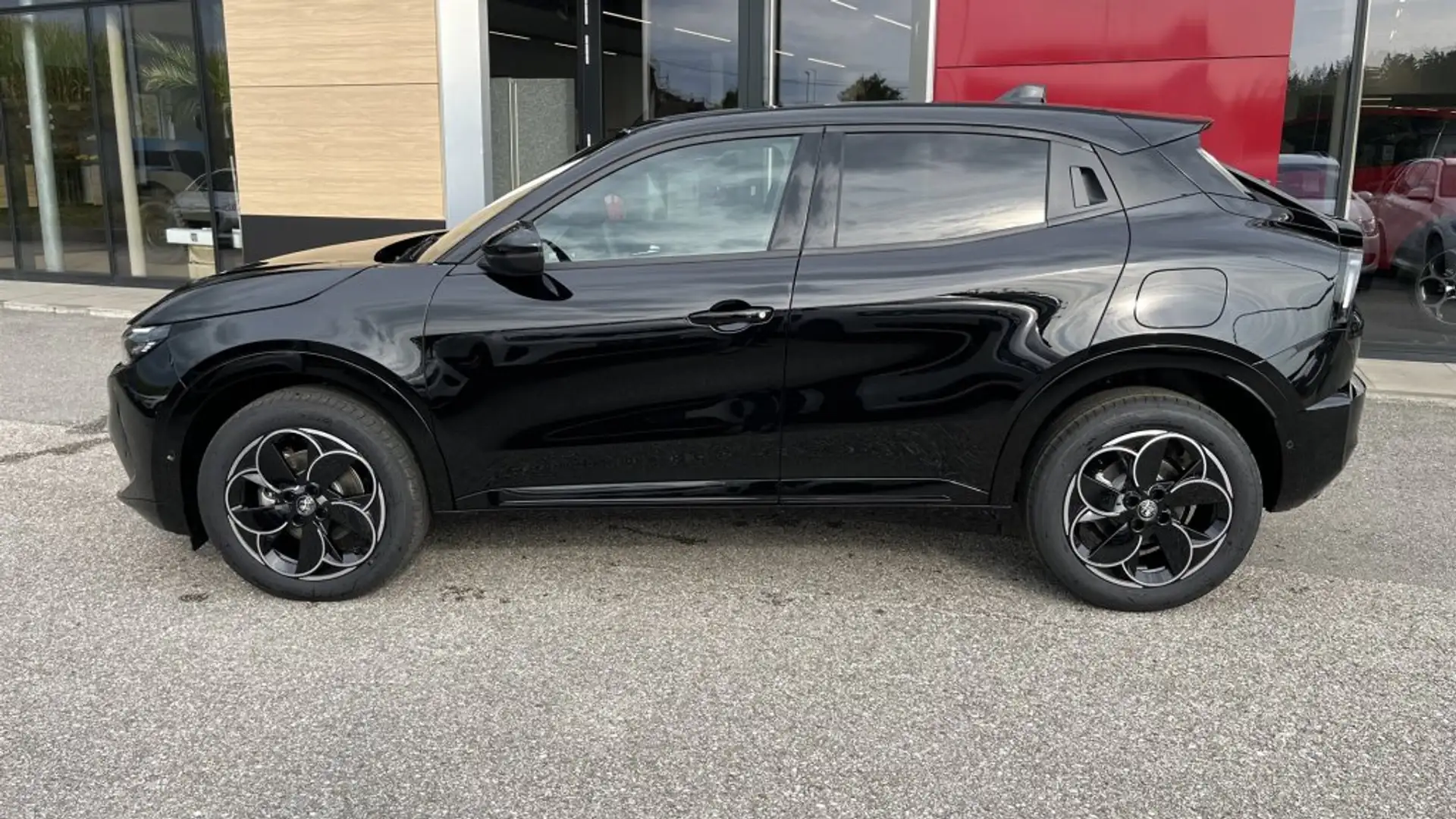 Alfa Romeo Junior Ibrida Q4 1.2 MHEV eAWD e-DCT6 Schwarz - 2