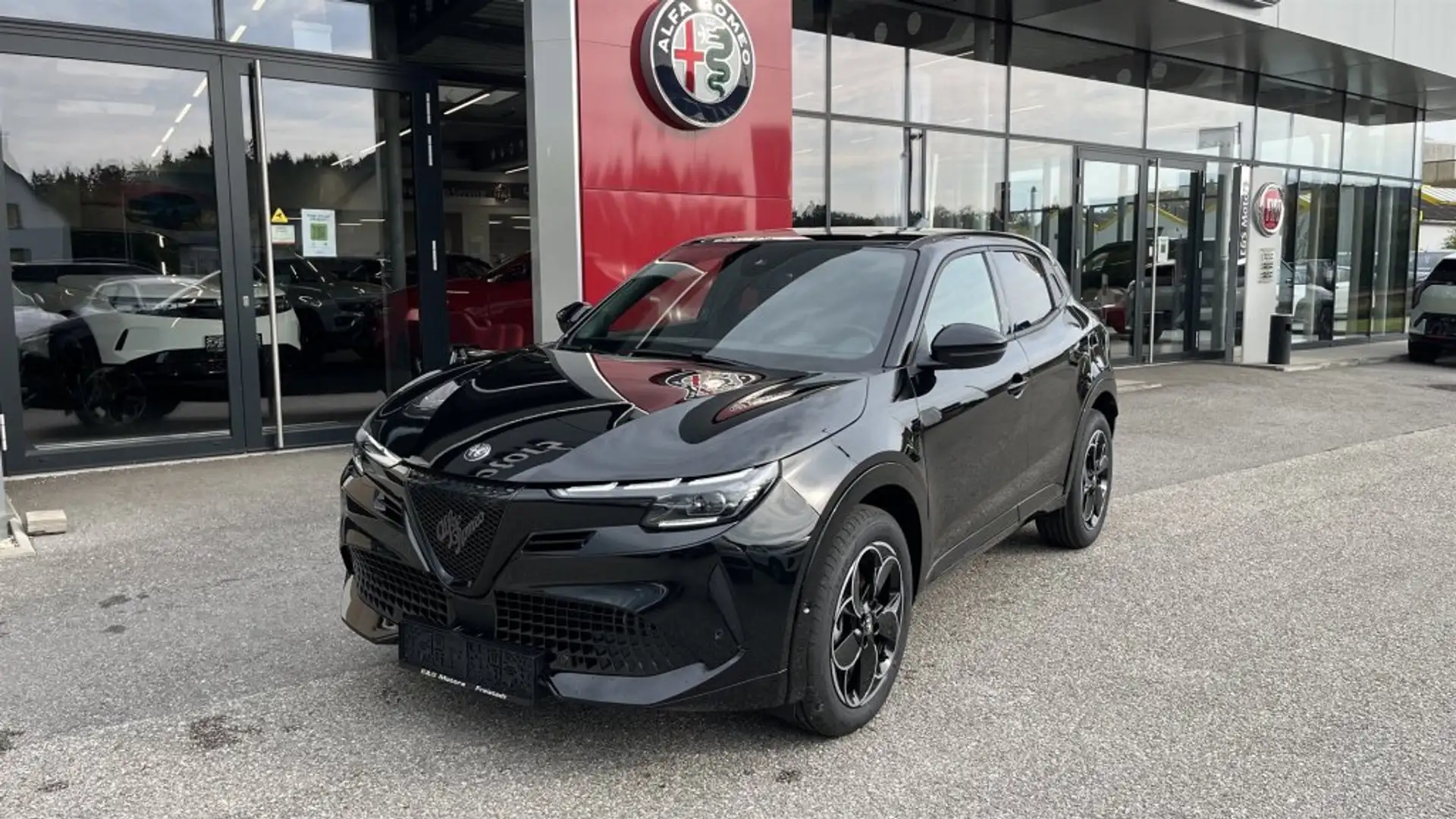 Alfa Romeo Junior Ibrida Q4 1.2 MHEV eAWD e-DCT6 Schwarz - 1