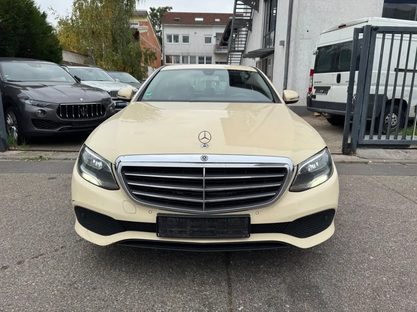 Mercedes-Benz E 200 E -Klasse Lim. E 200 d Gelb - 2