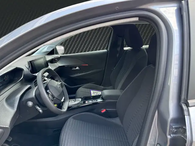 Peugeot 208 view 11