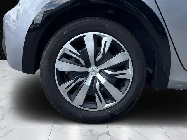 Peugeot 208 view 9