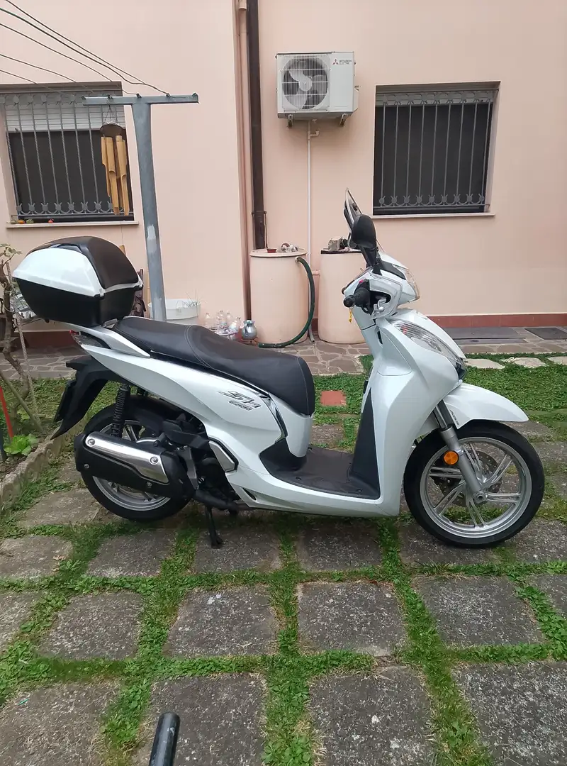 Honda SH 300 Blanc - 1