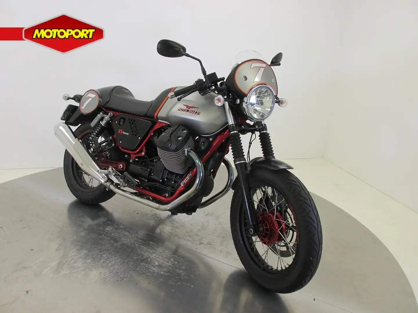 Moto Guzzi V 7 Zilver - 2