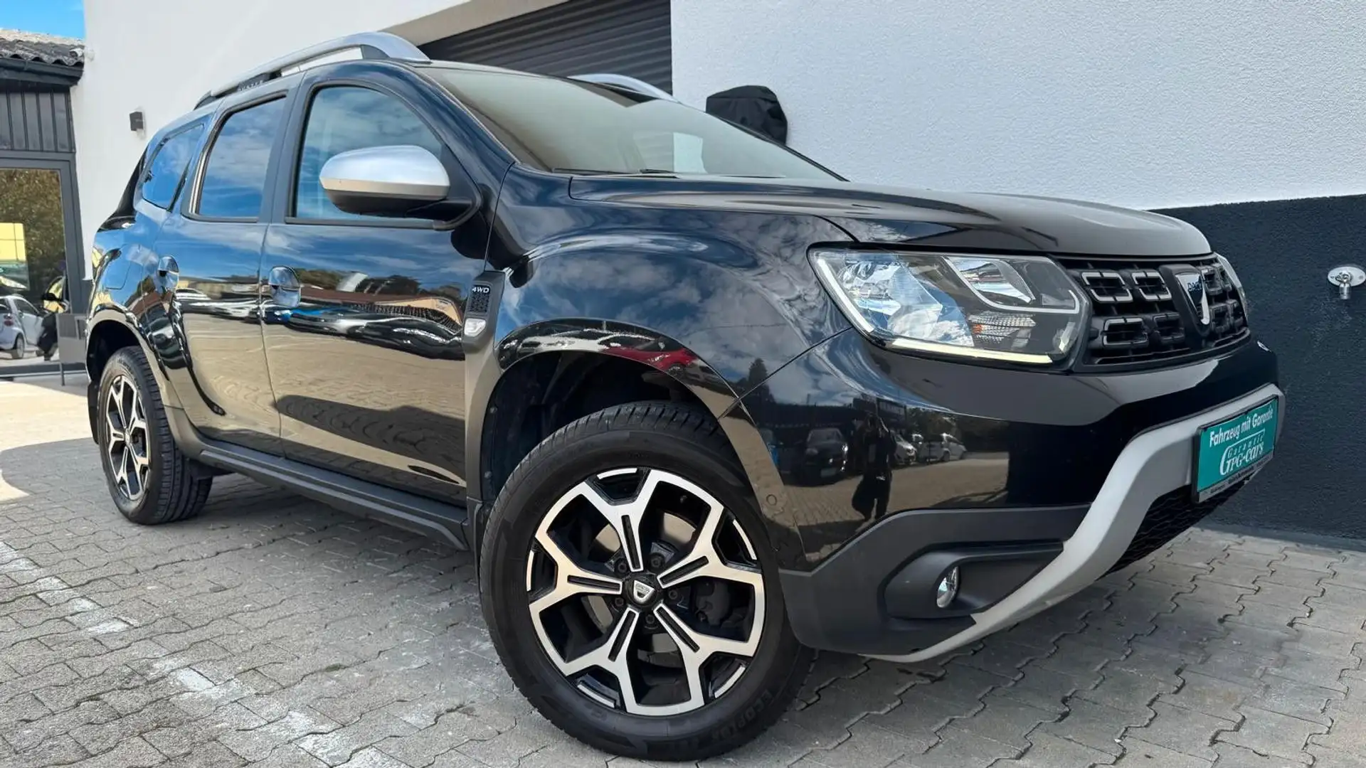 Dacia Duster 4x4+TÜV+GARANTIE+KAMERA+NAVI+PARKS Schwarz - 1
