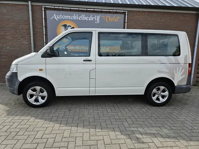 Volkswagen Transporter view 4