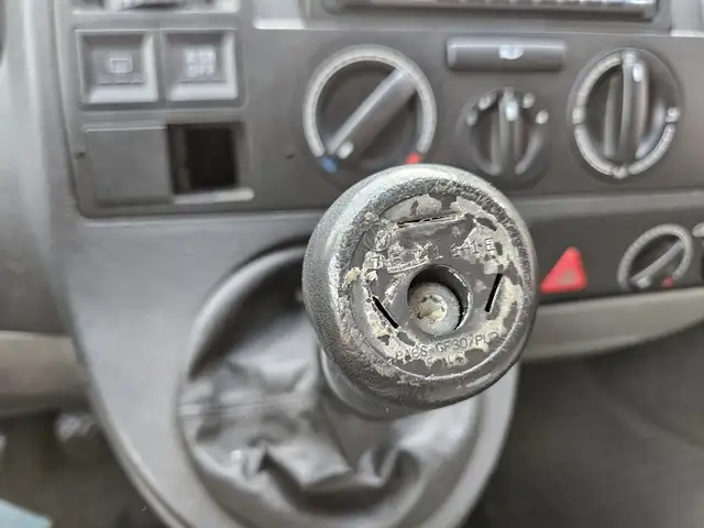 Volkswagen Transporter view 12