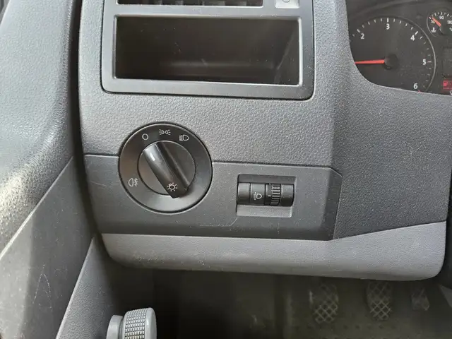 Volkswagen Transporter view 11