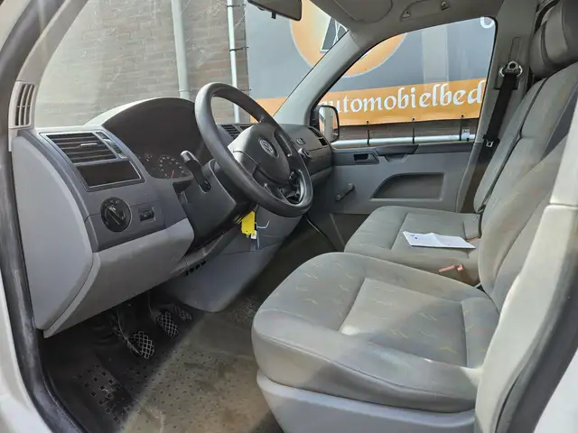 Volkswagen Transporter view 6