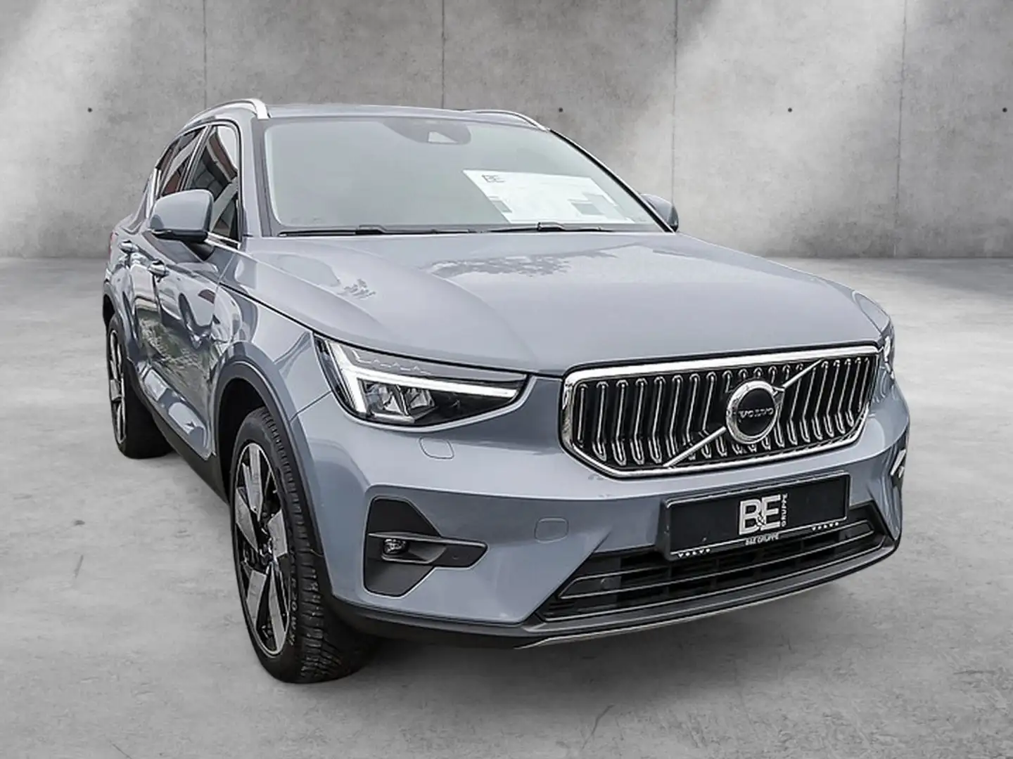 Volvo XC40 T5 Plus Bright Recharge Plug-In Hybrid Grau - 2