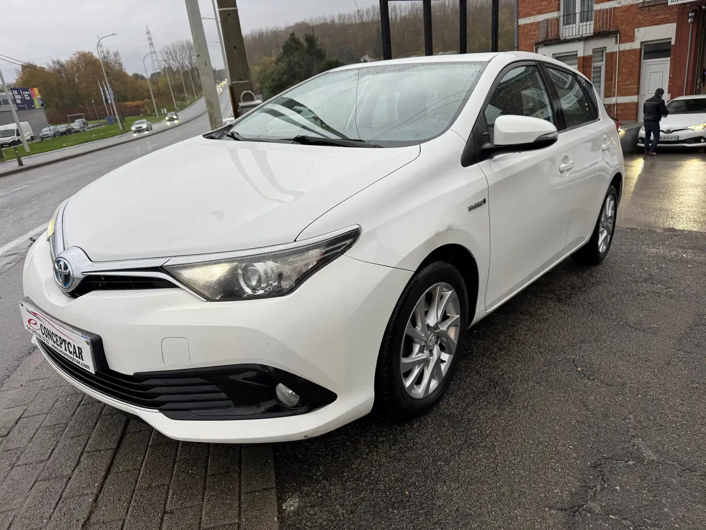 Toyota Auris Auris HEV 1.8i HSD Business E-CVT/ 12 M GARANTIE / Blanc - 1